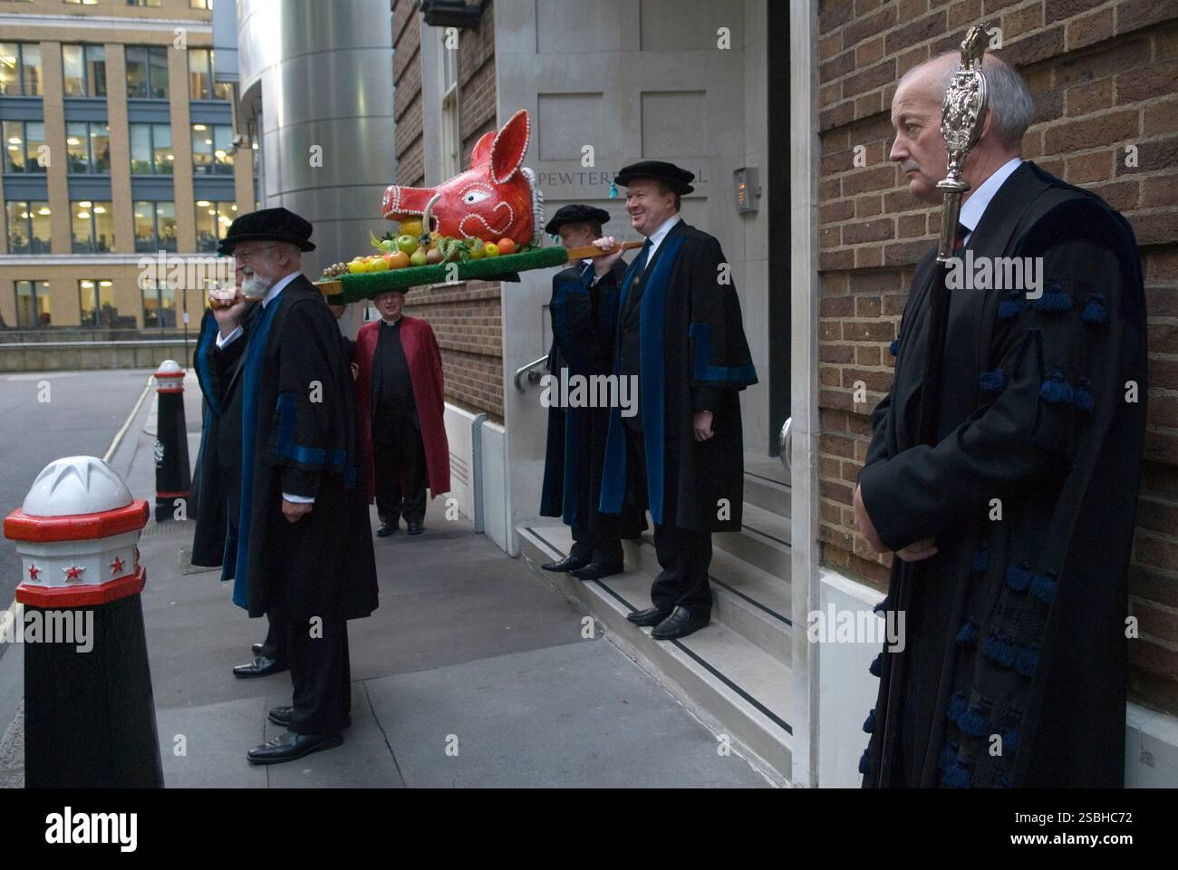 Boars Head Ceremony Worshipful Company of Butchers, quittez le Pewterers Hall pour la courte promenade annuelle jusqu'au Mansion House. Ces jours-ci, en raison des règles et règlements de santé et de sécurité, un modèle de tête de sanglier en papier maché est transporté en procession, qui à l'arrivée est présenté au Lord Mayor. Les bouchers sont l'une des plus anciennes entreprises de livrée de la ville, les origines de cette tradition remontent à 1343. Londres, Angleterre 9 décembre 2015 2010s UK HOMER SYKES Banque D'Images