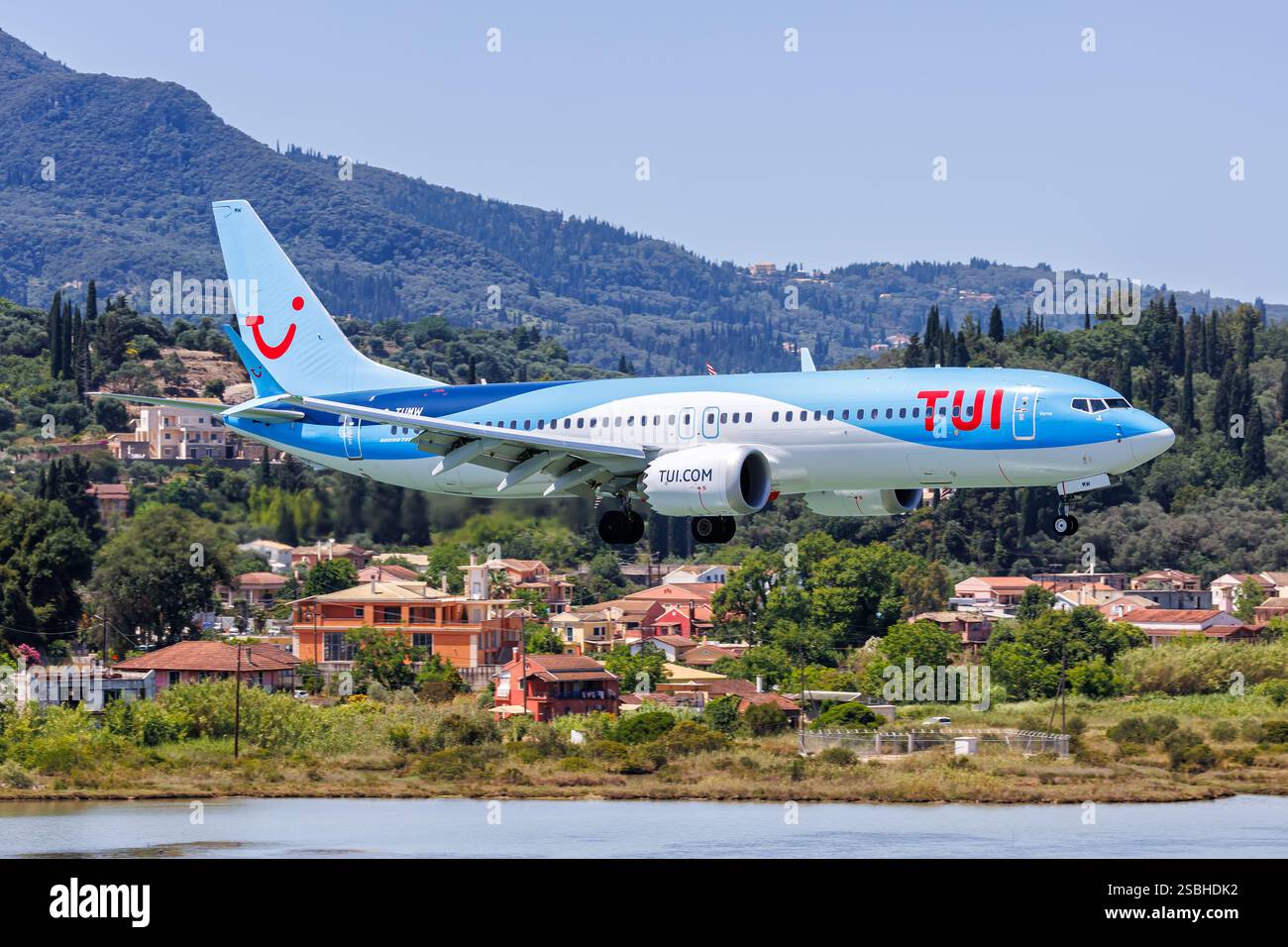 Corfou, Grèce - 7 juin 2024 : avion TUI Boeing 737 MAX 8 à l'aéroport de Corfou en Grèce. Banque D'Images