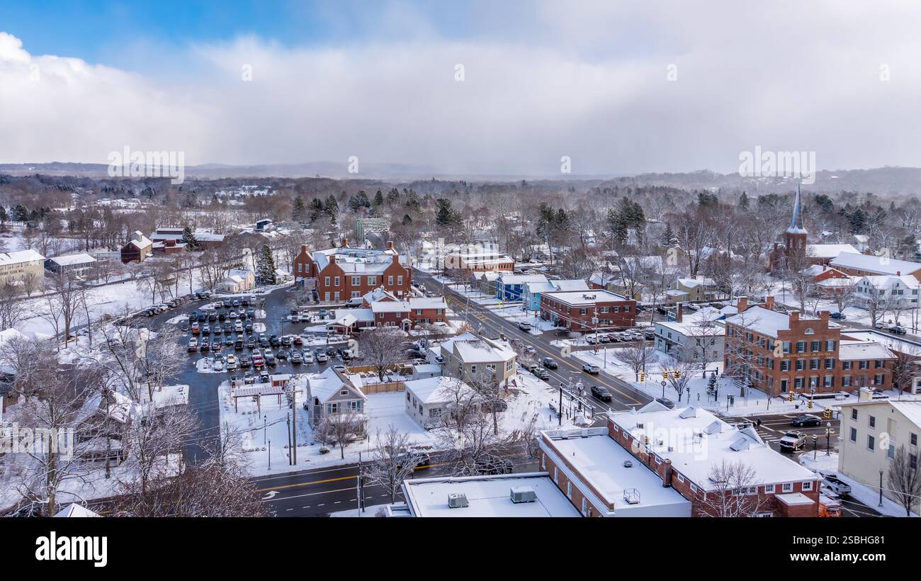 Pittsford, NY, USA - 02-01-2025 : photo aérienne après-midi d'hiver du village de Pittsford aux quatre coins avec de la neige au sol. Banque D'Images