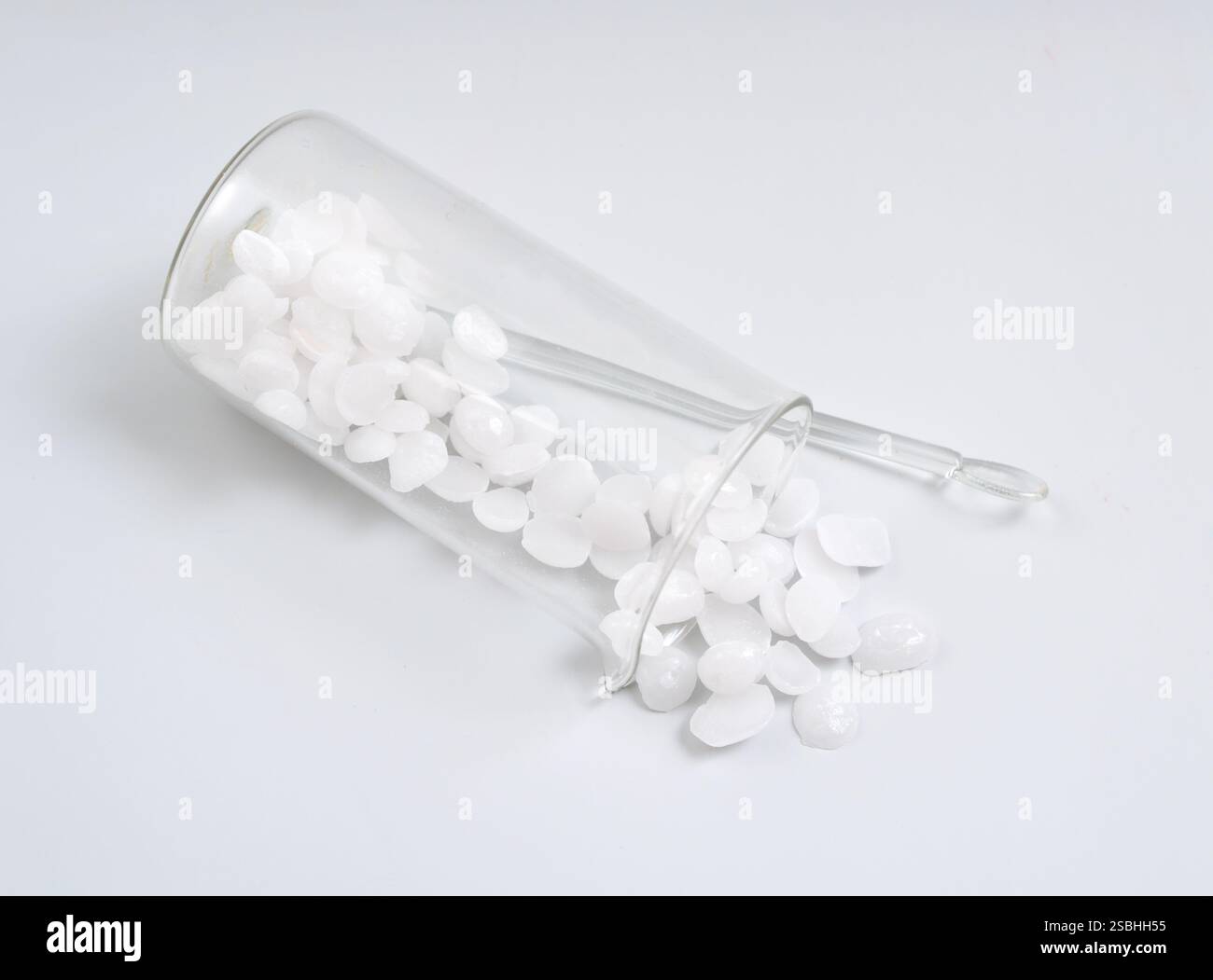 L'hydroxyde de sodium, également connu sous le nom de soude caustique et de soude caustique, est un composé inorganique de formule NaOH. Banque D'Images