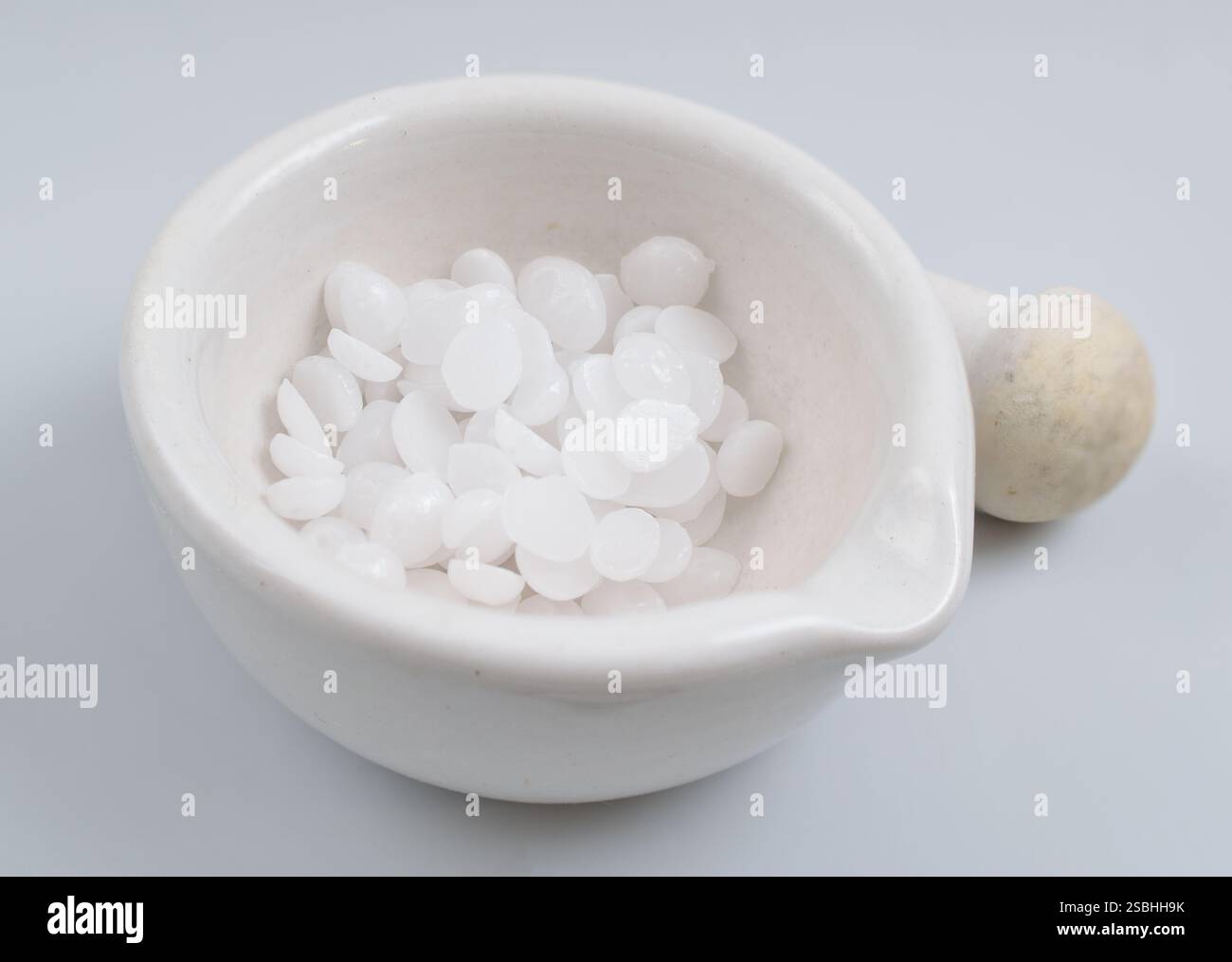 L'hydroxyde de sodium, également connu sous le nom de soude caustique et de soude caustique, est un composé inorganique de formule NaOH. Banque D'Images