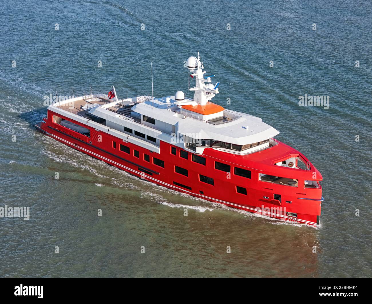Une vue aérienne du superyacht Akula en mer - février 2025. Banque D'Images