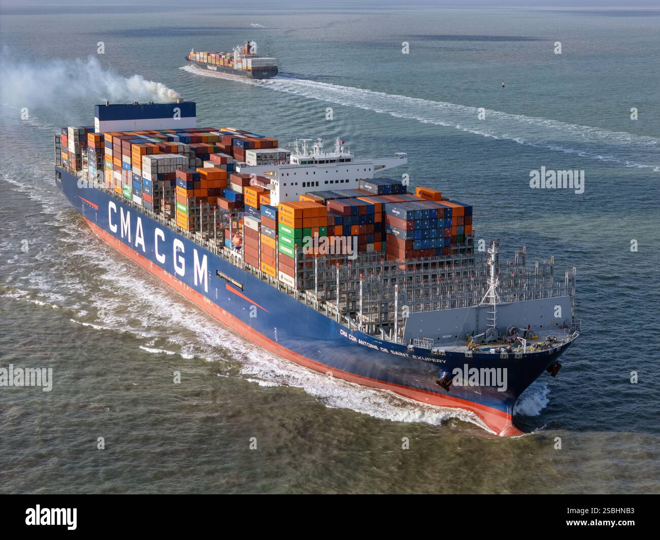 Une vue aérienne de navires porte-conteneurs passant en mer. CMA CGM Antoine de Saint Exupéry & Quebec Express croisent dans le Solent - février 2025. Banque D'Images
