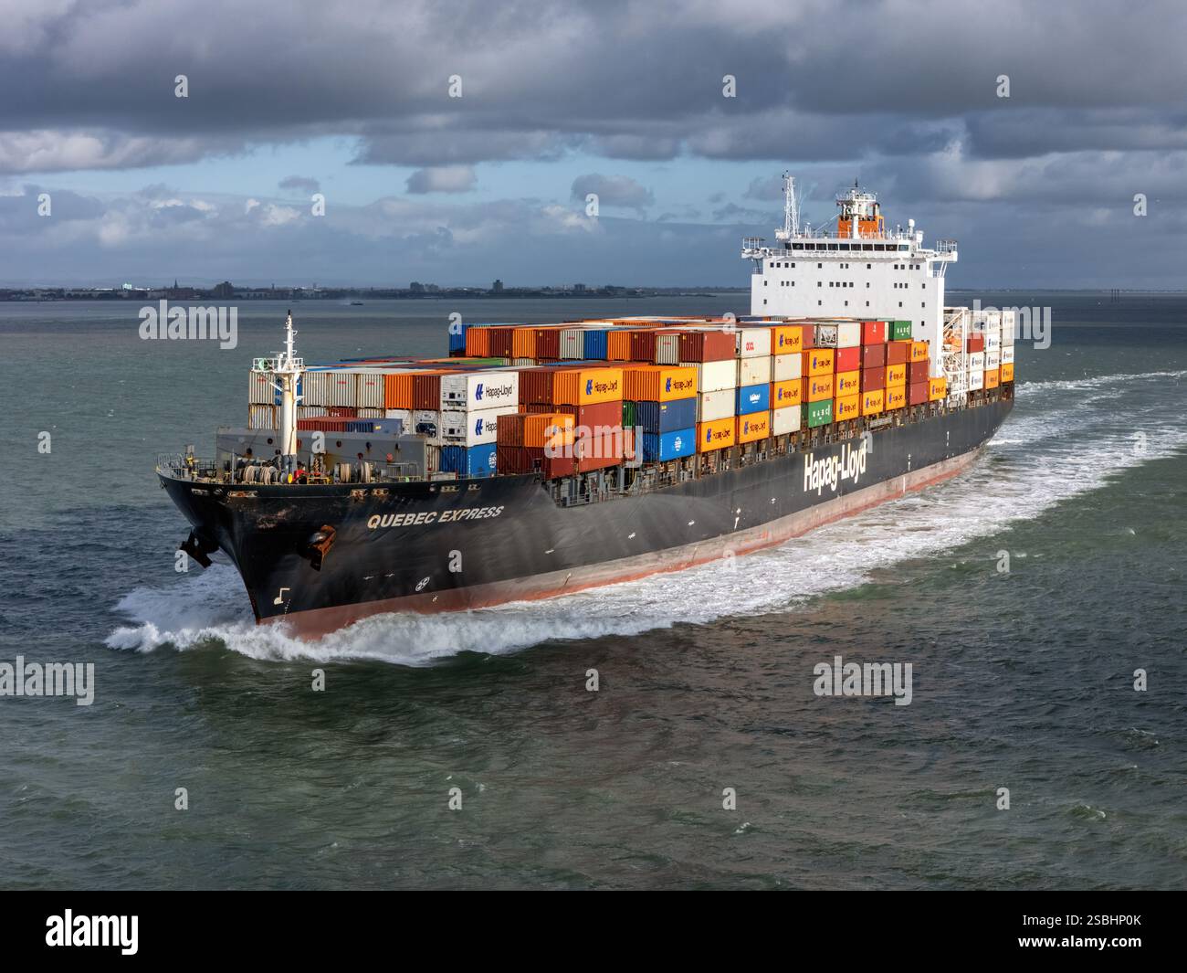 Vue aérienne du porte-conteneurs Quebec Express (Hapag-Lloyd) en mer - janvier 2025. Banque D'Images