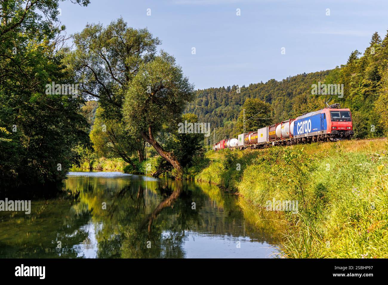Sulz, Allemagne - 23 août 2024 : train de marchandises de Schweizerische Bundesbahnen SBB Cargo sur la ligne ferroviaire Gaeubahn à Sulz, Allemagne. Banque D'Images