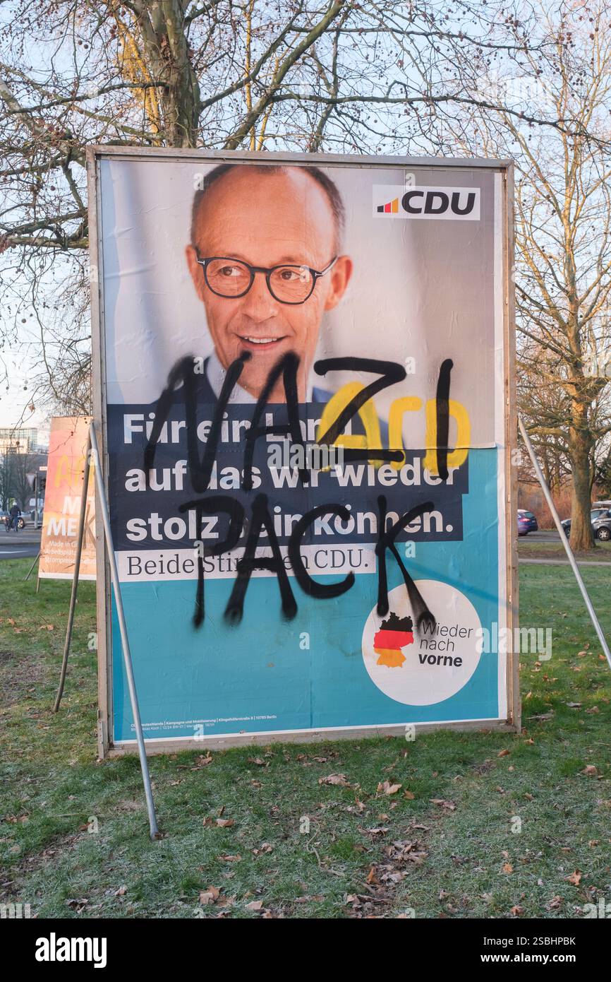 Affiche de la CDU avec Friedrich Merz et les slogans peints à la bombe Nazi Pack et AFD Banque D'Images