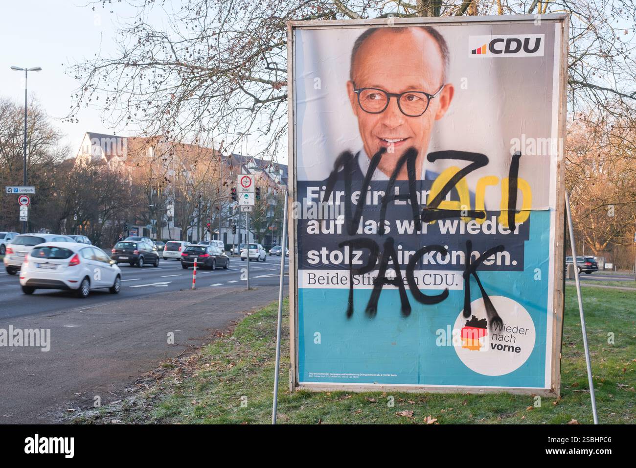 Affiche de la CDU avec Friedrich Merz et les slogans peints à la bombe Nazi Pack et AFD Banque D'Images