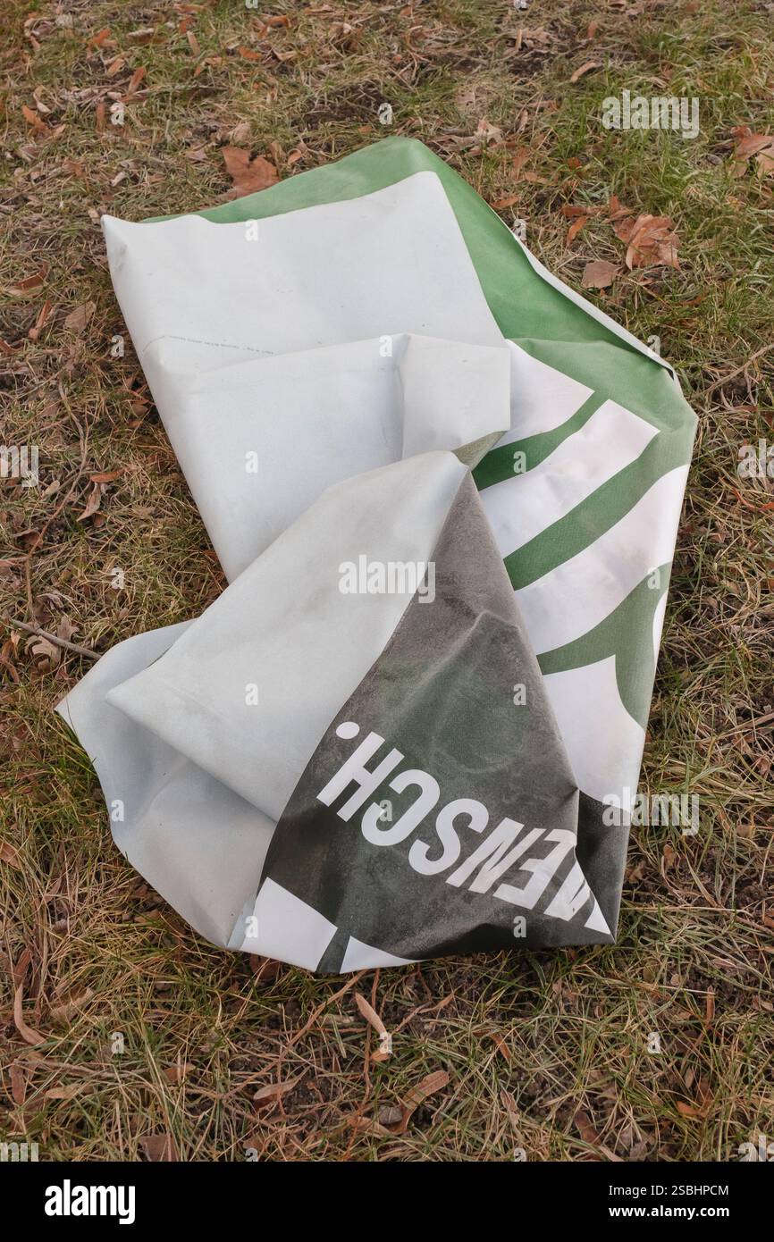 Affiche électorale pour l'élection du 21e Bundestag allemand du 23 février 2025. Affiche détruite d'Annalena Baerbock, candidate des Verts Banque D'Images