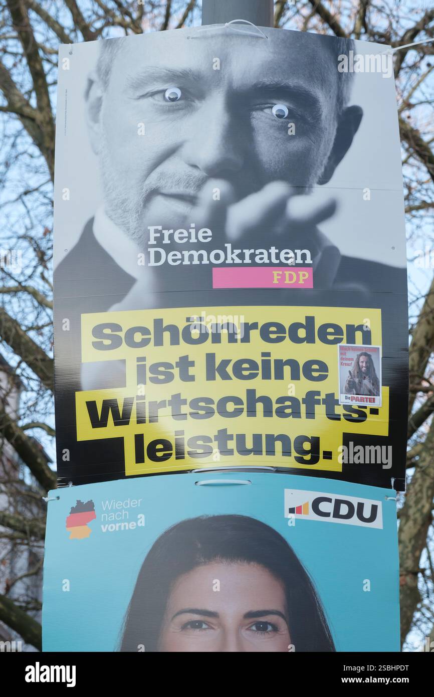 Affiches électorales à Berg. Gladbach pour l'élection du 21e Bundestag allemand le 23 février 2025. Affiche électorale du FDP avec Christian Lindner Banque D'Images