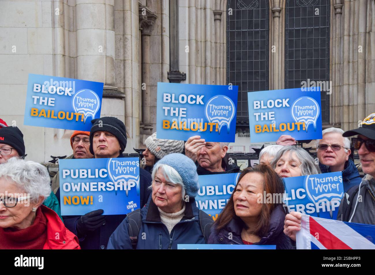 Londres, Royaume-Uni. 03rd Feb, 2025. Les manifestants tiennent des pancartes « bloquer le sauvetage » pendant la manifestation devant les cours royales de justice. Les militants ont défilé des cours royales de justice au Rolls Building, exhortant la cour à bloquer la demande de Thames Water pour un sauvetage de 3 milliards de livres, qui coûterait à chaque ménage 250 livres par an. Les manifestants réclament également que la compagnie des eaux devienne une propriété publique. Crédit : SOPA images Limited/Alamy Live News Banque D'Images