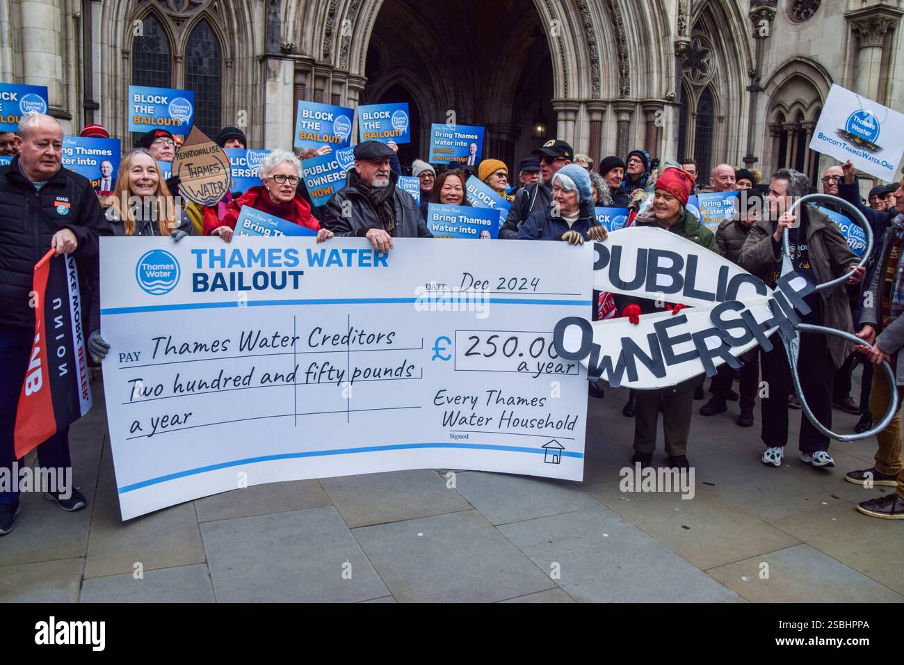 Londres, Royaume-Uni. 03rd Feb, 2025. Les manifestants tiennent un chèque géant et des ciseaux, et des pancartes opposés au sauvetage, pendant la manifestation devant les cours royales de justice. Les militants ont défilé des cours royales de justice au Rolls Building, exhortant la cour à bloquer la demande de Thames Water pour un sauvetage de 3 milliards de livres, qui coûterait à chaque ménage 250 livres par an. Les manifestants réclament également que la compagnie des eaux devienne une propriété publique. Crédit : SOPA images Limited/Alamy Live News Banque D'Images