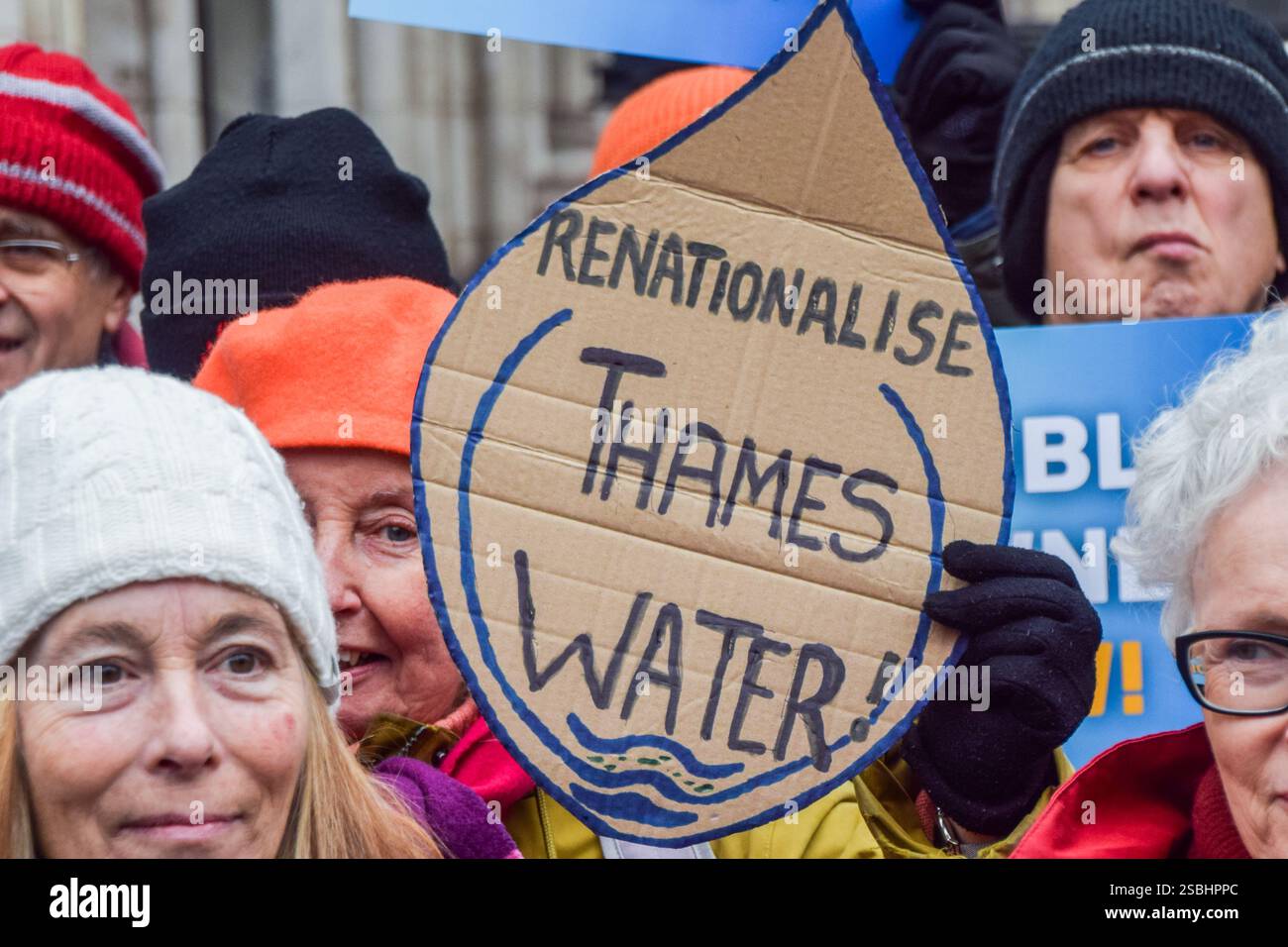 Londres, Royaume-Uni. 03rd Feb, 2025. Un manifestant tient une pancarte « renationalise Thames Water » pendant la manifestation devant les cours royales de justice. Les militants ont défilé des cours royales de justice au Rolls Building, exhortant la cour à bloquer la demande de Thames Water pour un sauvetage de 3 milliards de livres, qui coûterait à chaque ménage 250 livres par an. Les manifestants réclament également que la compagnie des eaux devienne une propriété publique. Crédit : SOPA images Limited/Alamy Live News Banque D'Images