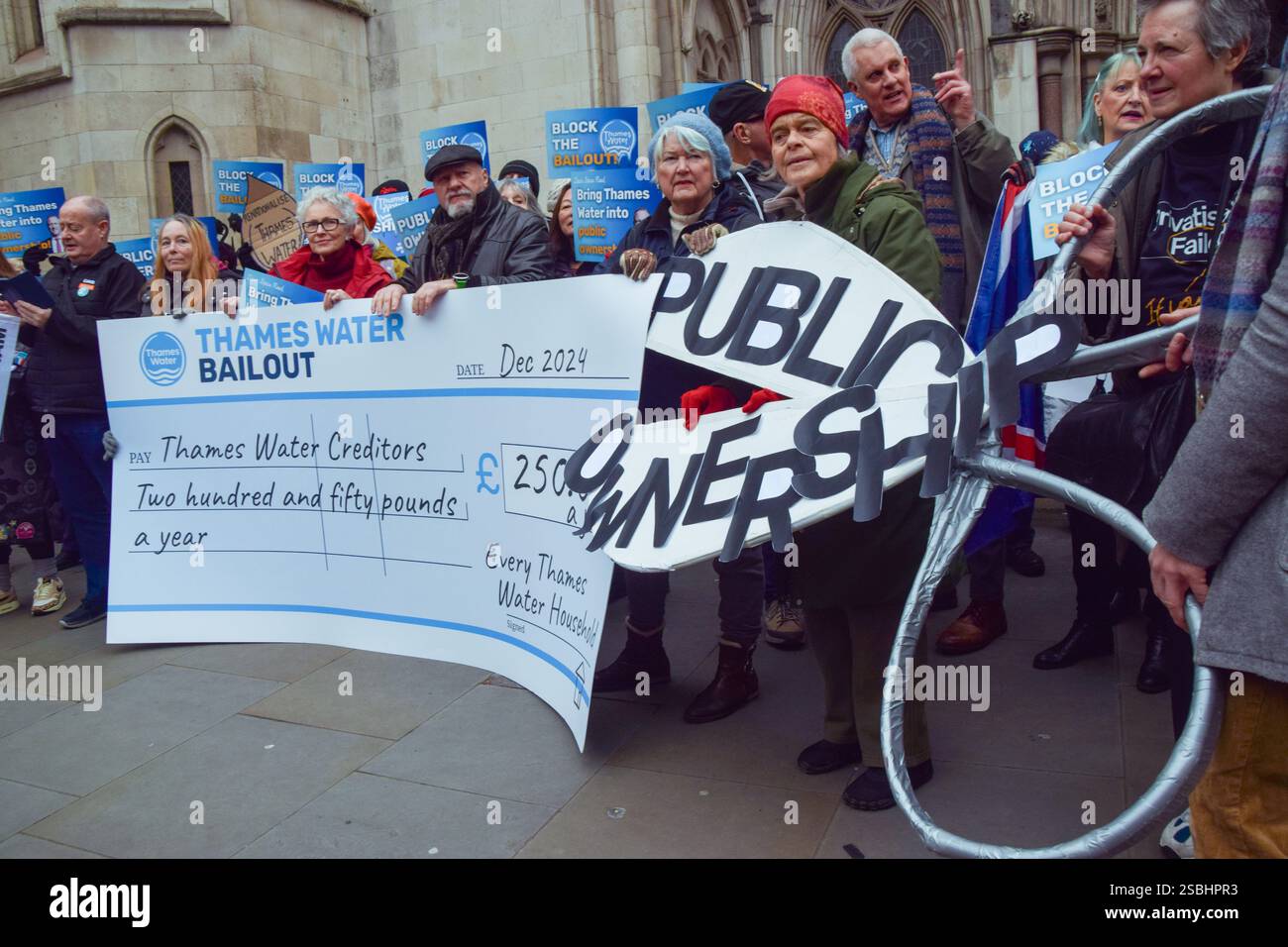 Londres, Royaume-Uni. 03rd Feb, 2025. Les manifestants tiennent un chèque géant et des ciseaux, et des pancartes opposés au sauvetage, pendant la manifestation devant les cours royales de justice. Les militants ont défilé des cours royales de justice au Rolls Building, exhortant la cour à bloquer la demande de Thames Water pour un sauvetage de 3 milliards de livres, qui coûterait à chaque ménage 250 livres par an. Les manifestants réclament également que la compagnie des eaux devienne une propriété publique. Crédit : SOPA images Limited/Alamy Live News Banque D'Images