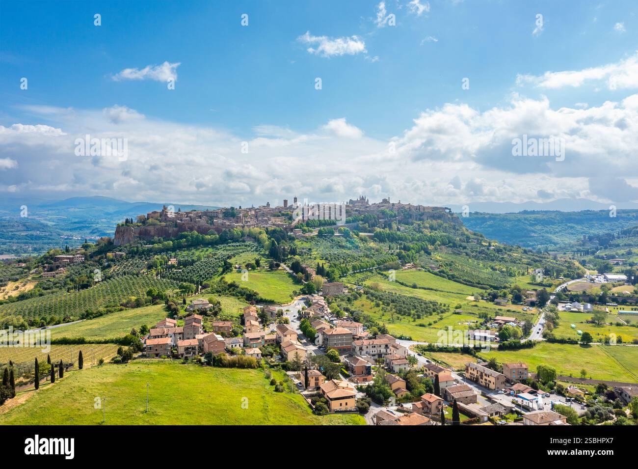 Orvieto, Ombrie, Italie : vue panoramique de la ville nichée dans les collines. Banque D'Images