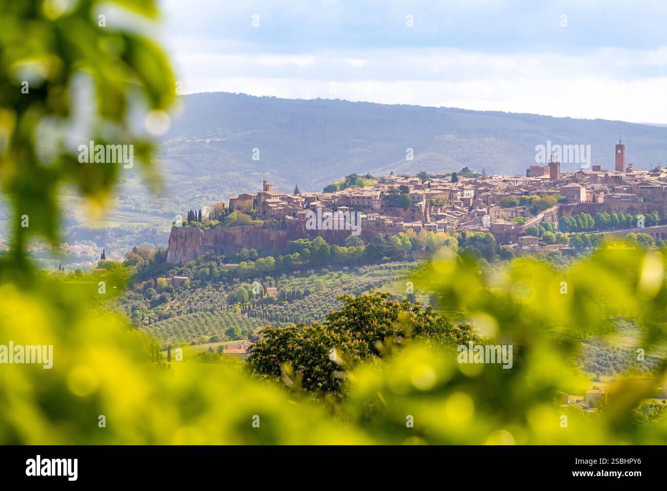 Orvieto, Ombrie, Italie : vue panoramique de la ville nichée dans les collines. Banque D'Images