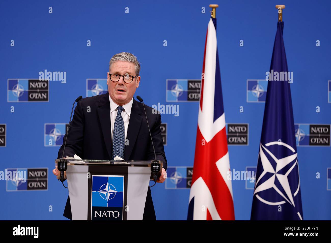 Le premier ministre Sir Keir Starmer s’exprimant lors d’une conférence de presse avec le secrétaire général de l’OTAN, Mark Rutte, au siège de l’OTAN à Bruxelles, en Belgique. Date de la photo : lundi 3 février 2025. Banque D'Images