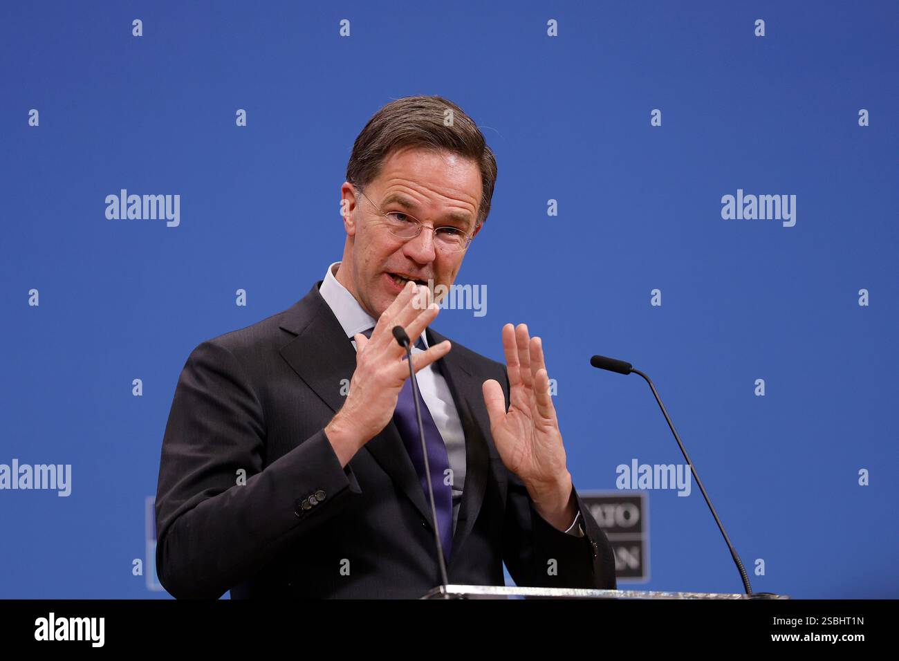 Le secrétaire général de l’OTAN, Mark Rutte, s’exprimant lors d’une conférence de presse avec le premier ministre Sir Keir Starmer au siège de l’OTAN à Bruxelles, en Belgique. Date de la photo : lundi 3 février 2025. Banque D'Images