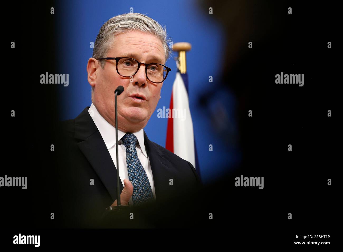 Le premier ministre Sir Keir Starmer s’exprimant lors d’une conférence de presse avec le secrétaire général de l’OTAN, Mark Rutte, au siège de l’OTAN à Bruxelles, en Belgique. Date de la photo : lundi 3 février 2025. Banque D'Images