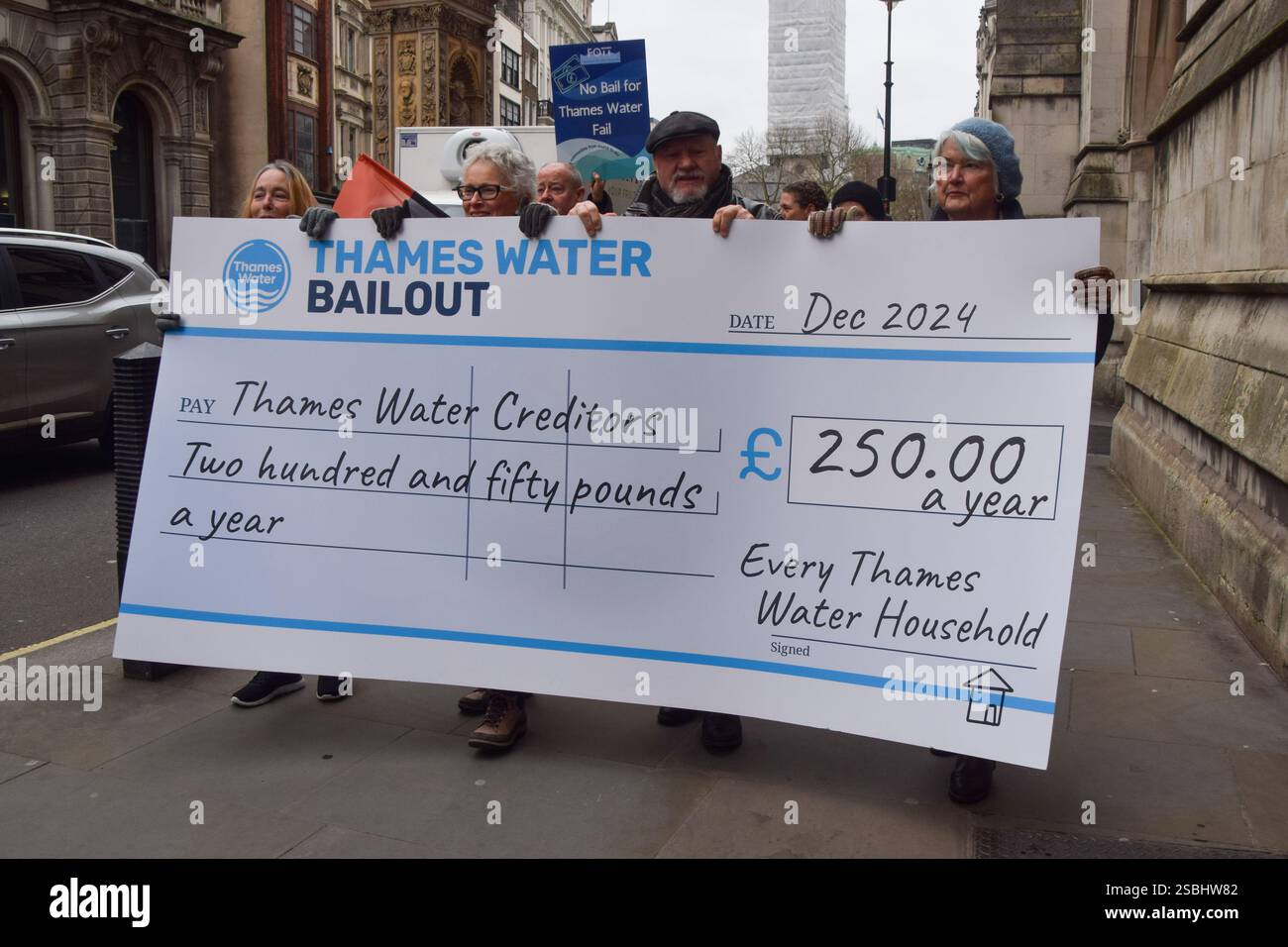Londres, Angleterre, Royaume-Uni. 3 février 2025. Les militants marchent avec un chèque géant devant les cours royales de justice, exhortant la cour à bloquer la demande de Thames Water pour un sauvetage de 3 milliards de livres, qui coûterait à chaque ménage 250 livres par an. Les manifestants réclament également que la compagnie des eaux devienne une propriété publique. Crédit : ZUMA Press, Inc/Alamy Live News Banque D'Images