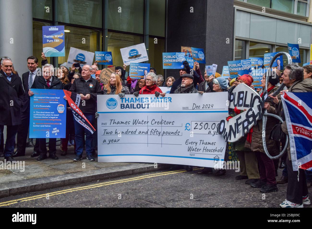 Londres, Royaume-Uni. 03rd Feb, 2025. Les manifestants tiennent un chèque géant et des ciseaux, et des pancartes opposés au sauvetage, pendant la manifestation devant le Rolls Building. Les militants ont défilé des cours royales de justice au Rolls Building, exhortant la cour à bloquer la demande de Thames Water pour un sauvetage de 3 milliards de livres, qui coûterait à chaque ménage 250 livres par an. Les manifestants réclament également que la compagnie des eaux devienne une propriété publique. (Photo de Vuk Valcic/SOPA images/SIPA USA) crédit : SIPA USA/Alamy Live News Banque D'Images
