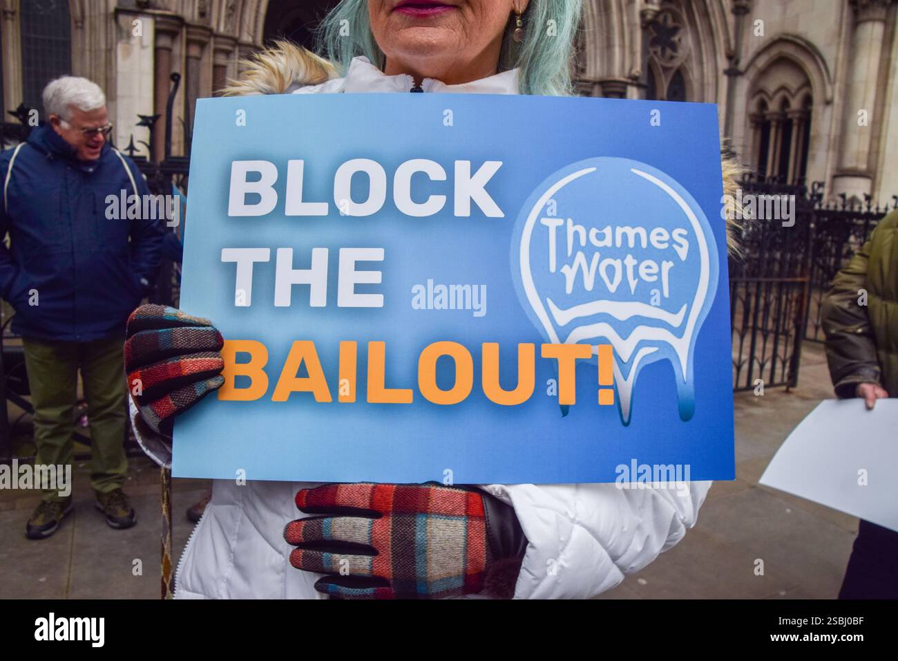 Londres, Royaume-Uni. 03rd Feb, 2025. Un manifestant tient une pancarte « bloquer le sauvetage » pendant la manifestation devant les cours royales de justice. Les militants ont défilé des cours royales de justice au Rolls Building, exhortant la cour à bloquer la demande de Thames Water pour un sauvetage de 3 milliards de livres, qui coûterait à chaque ménage 250 livres par an. Les manifestants réclament également que la compagnie des eaux devienne une propriété publique. (Photo de Vuk Valcic/SOPA images/SIPA USA) crédit : SIPA USA/Alamy Live News Banque D'Images