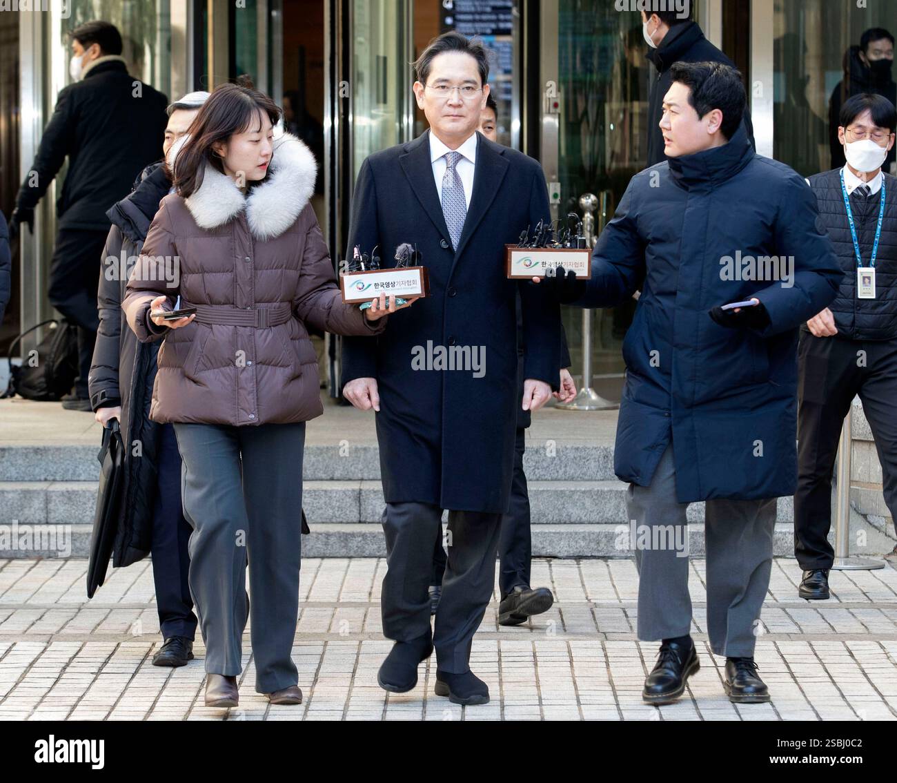 Séoul, Corée du Sud. 3 février 2025. Lee Jae-yONG, président de Samsung Electronics (au centre), sort de la haute Cour de Séoul après la fin de son procès en appel le 3 février 2025. La haute Cour de Séoul a déclaré Lee Jae-yONG non coupable des accusations de comptabilité frauduleuse et de violation de la loi sur les marchés de capitaux. (Photo de Lee Young-ho/Sipa USA) crédit : Sipa USA/Alamy Live News Banque D'Images