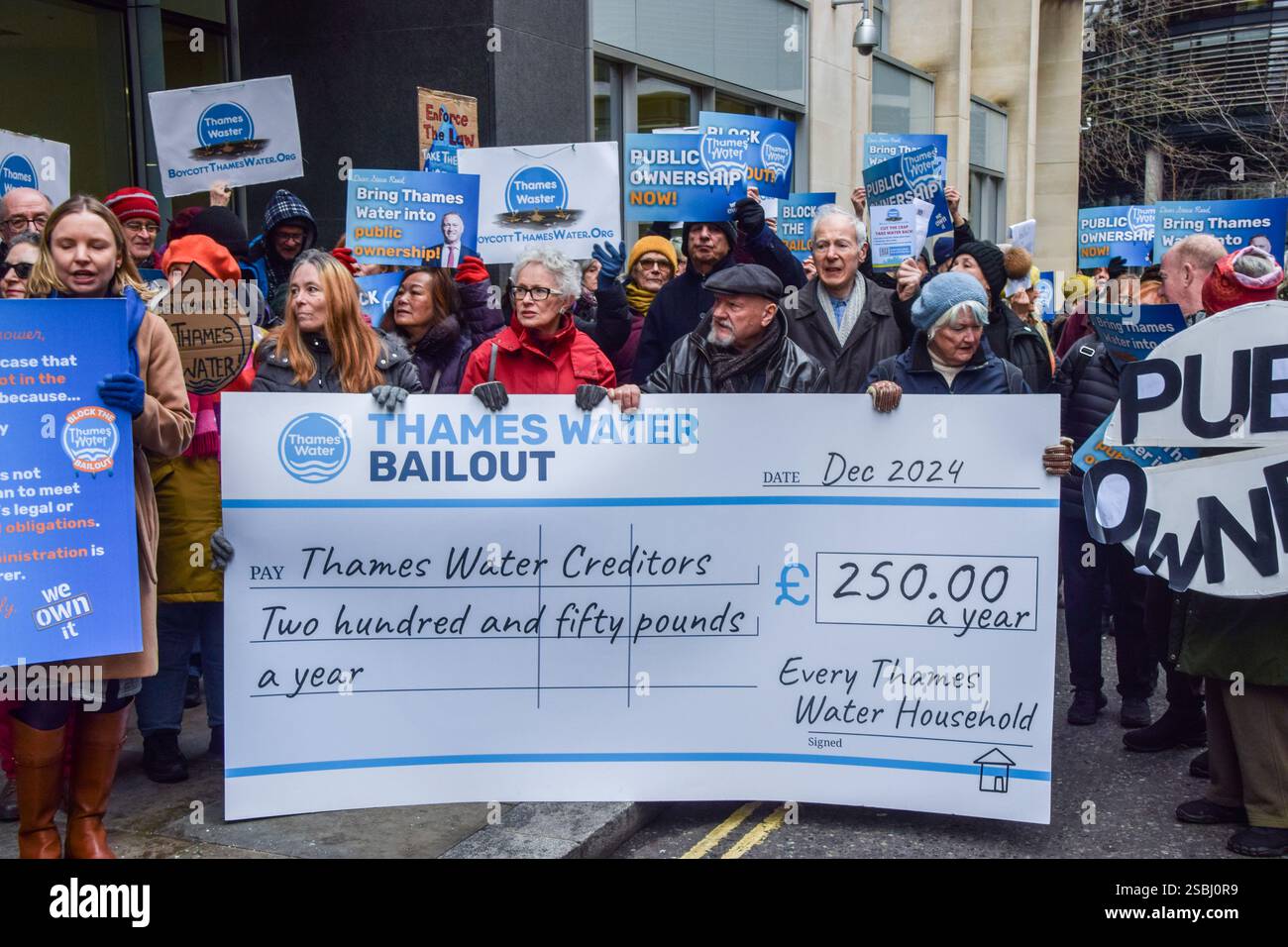 Londres, Royaume-Uni. 03rd Feb, 2025. Les manifestants tiennent un chèque géant et des pancartes opposés au sauvetage, pendant la manifestation devant le Rolls Building. Les militants ont défilé des cours royales de justice au Rolls Building, exhortant la cour à bloquer la demande de Thames Water pour un sauvetage de 3 milliards de livres, qui coûterait à chaque ménage 250 livres par an. Les manifestants réclament également que la compagnie des eaux devienne une propriété publique. (Photo de Vuk Valcic/SOPA images/SIPA USA) crédit : SIPA USA/Alamy Live News Banque D'Images