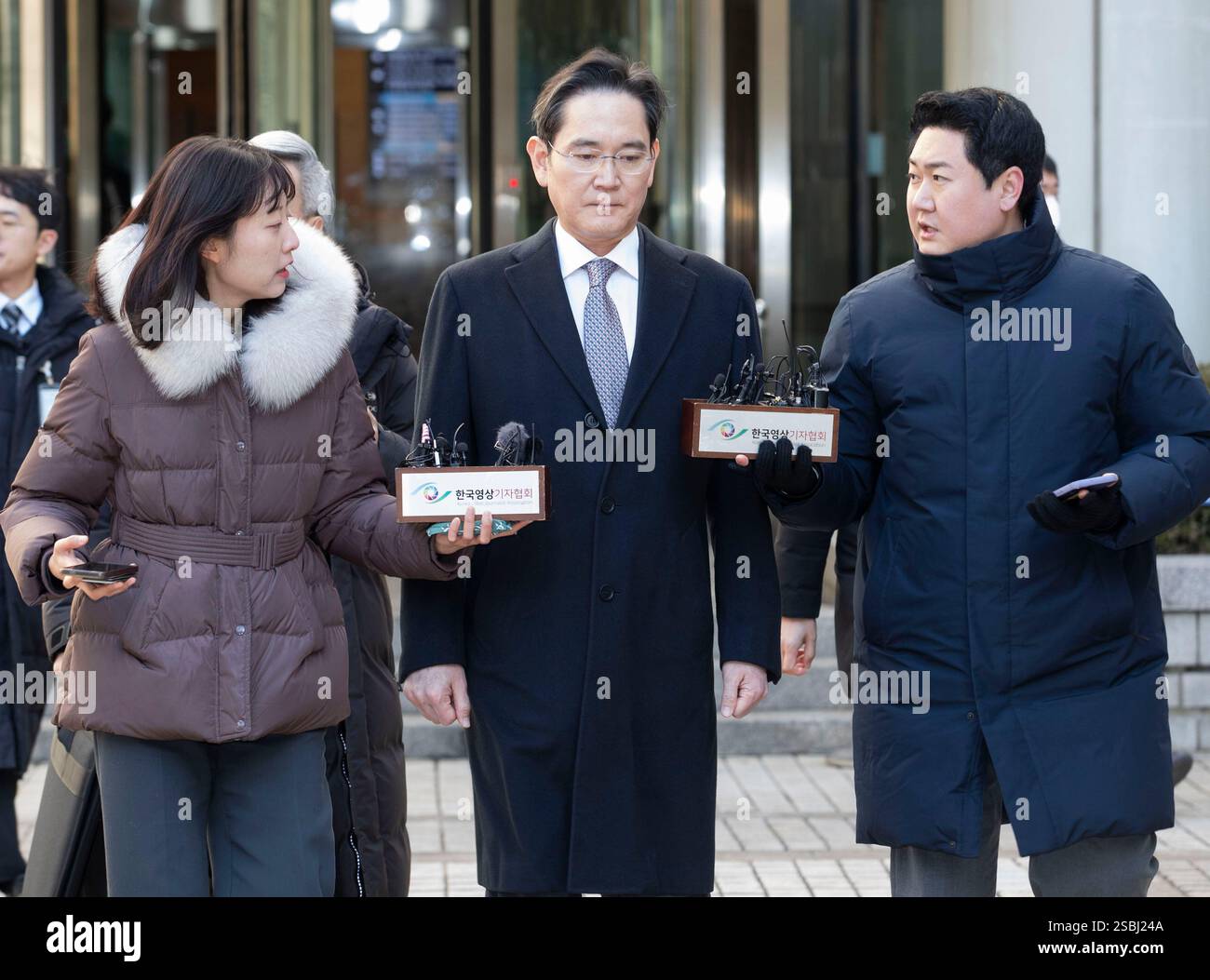 Séoul, Corée du Sud. 3 février 2025. Lee Jae-yONG, président de Samsung Electronics (au centre), sort de la haute Cour de Séoul après la fin de son procès en appel le 3 février 2025. La haute Cour de Séoul a déclaré Lee Jae-yONG non coupable des accusations de comptabilité frauduleuse et de violation de la loi sur les marchés de capitaux. (Photo de Lee Young-ho/Sipa USA) crédit : Sipa USA/Alamy Live News Banque D'Images