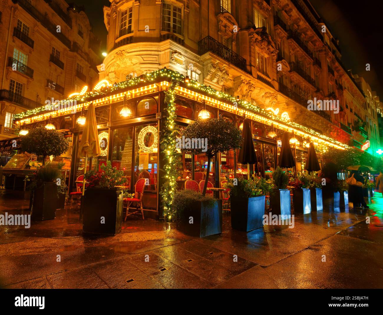 Paris, France-29 janvier 2025 : le célèbre restaurant le Dôme à la nuit de pluie . Il est situé sur le boulevard Montparnasse à Paris. Banque D'Images