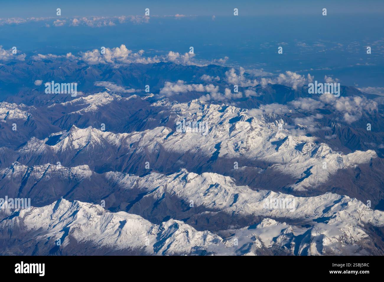 Vue aérienne des Alpes enneigées dans le nord-ouest de l'Italie. Banque D'Images
