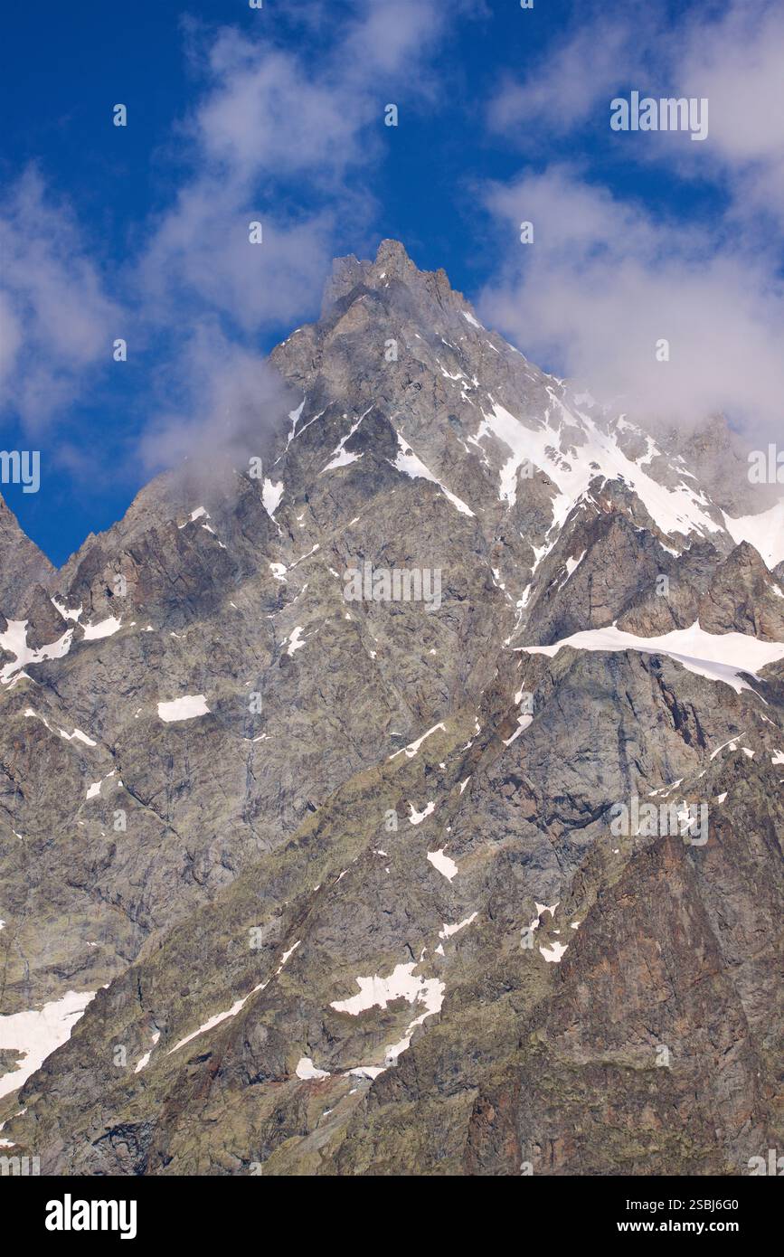 Pic sans nom' dans le massif des Écrins. Pic sans, France nom est un sommet distinctif et difficile dans les Alpes du Dauphiné, s'élevant à 3 913 mètres (12 838 pieds). Il est connu pour son terrain escarpé et accidenté et est souvent associé à des montées techniques. La structure rocheuse et les crêtes aiguës vues sur la photo, ainsi que la perspective du pré de Madame Carle, s’alignent bien avec les caractéristiques du pic sans nom. C'est un sommet remarquable pour les grimpeurs de la région des Écrins, offrant des vues spectaculaires et des défis alpins importants. Banque D'Images