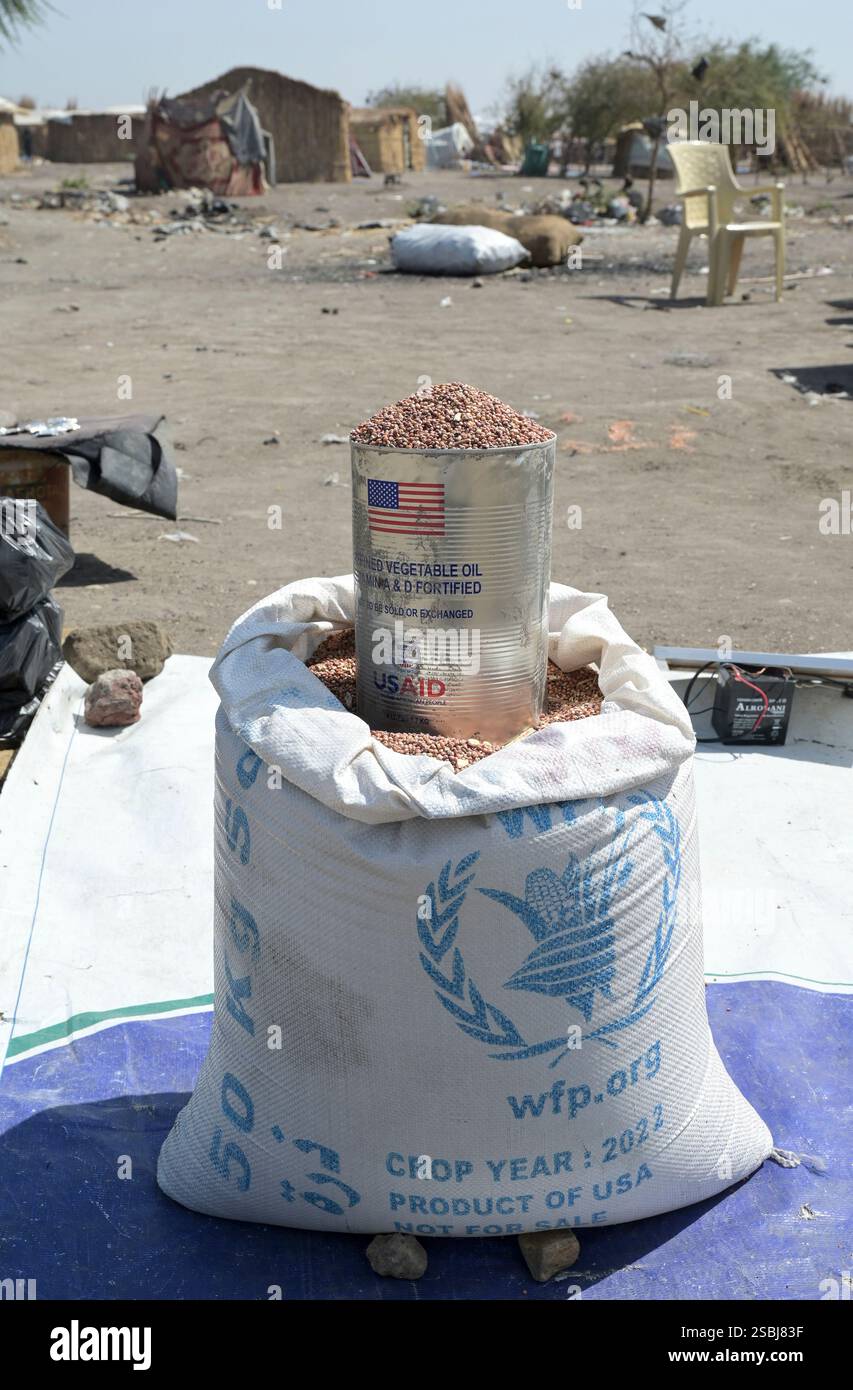 SOUDAN DU SUD, État du Haut-Nil, ville Renk, centre de transit des réfugiés du HCR pour les réfugiés et les rapatriés de la guerre du Soudan, huile de cuisson boîte de conserve de l'AIDE américaine, l'agence américaine pour l'aide au développement international, rempli de céréales et le programme alimentaire mondial du PAM sac de ration alimentaire avec sorgho, produit des États-Unis Banque D'Images
