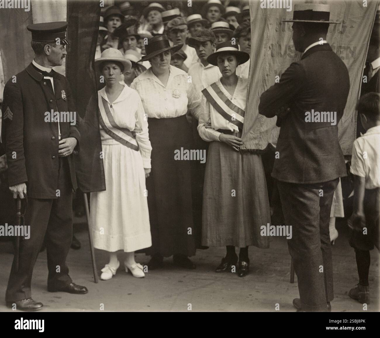 Arrestation de Catherine Flanagan et Madeleine Watson. Les Sentinelles silencieuses étaient un groupe de femmes en faveur du suffrage féminin organisé par Alice Paul et le NWP. Ils ont protesté devant la Maison Blanche pendant la présidence de Woodrow Wilson, à partir du 10 janvier 1917 et se terminant le 4 juin 1919 lorsque le dix-neuvième amendement à la Constitution a été adopté à la fois par la Chambre des représentants et le Sénat. Harris & Ewing, août 1917 (coupés et nettoyés). Banque D'Images