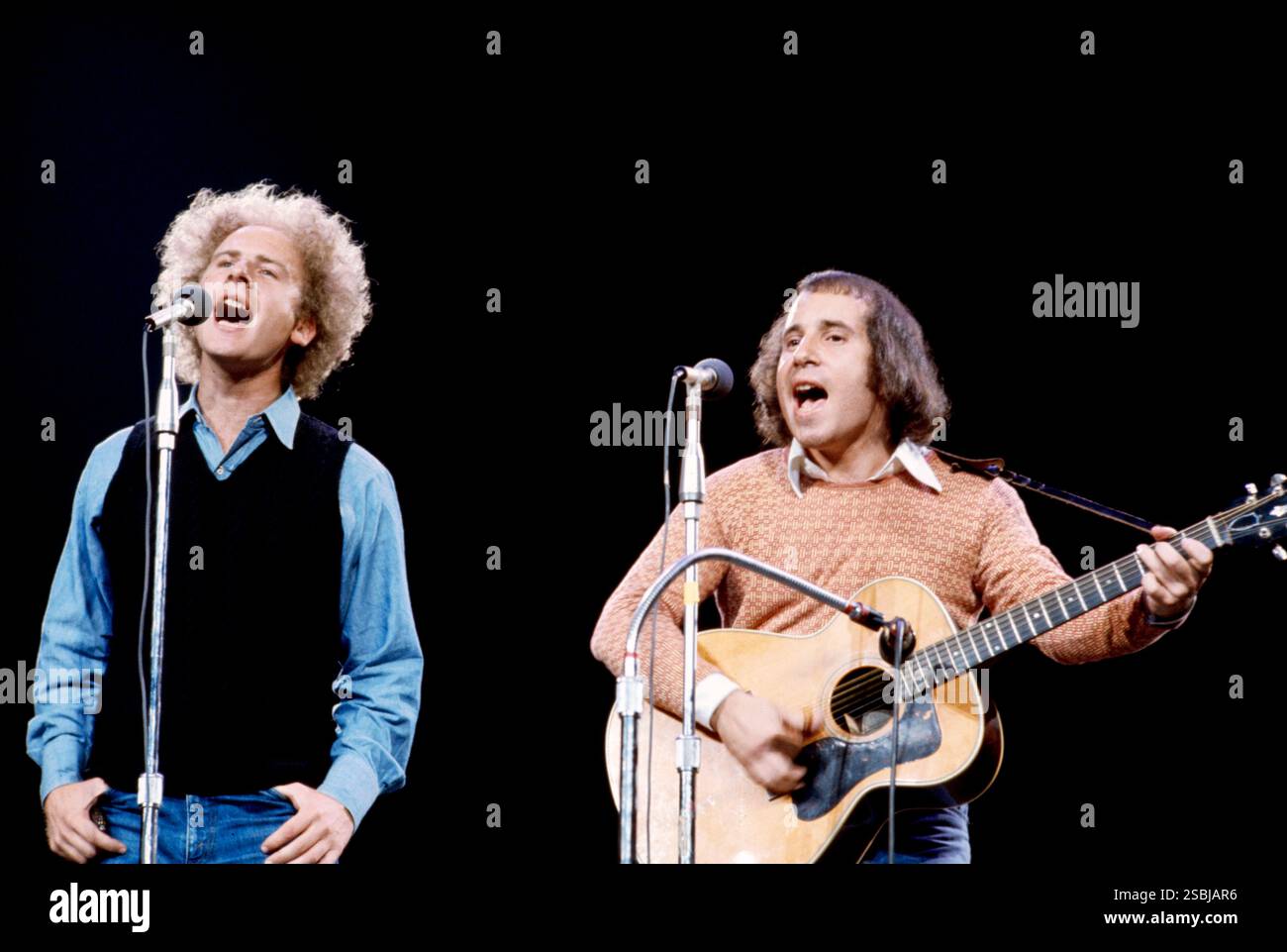 Paul Simon (à droite) et Art Garfunkel (à gauche) en concert, fin des années 1960 Photographie de Bernard Gotfryd. Banque D'Images