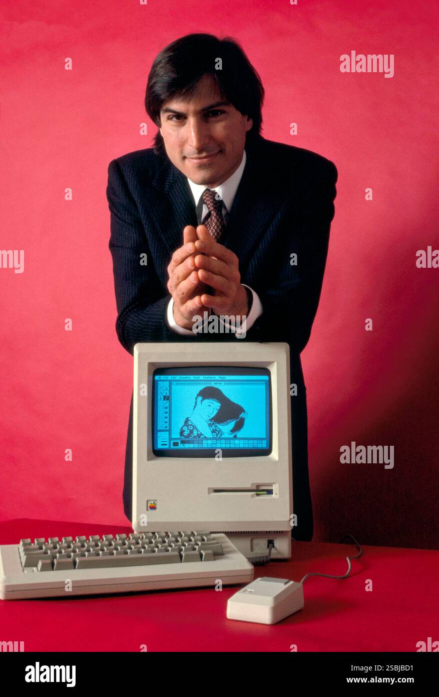 Steve Jobs (1955-2011) co-fondateur, président et PDG d'Apple et pionnier de la révolution de l'ordinateur personnel des années 1970 et 1980/nPhotographié par Bernard Gotfryd en 1984 avec un ordinateur Macintosh. Banque D'Images