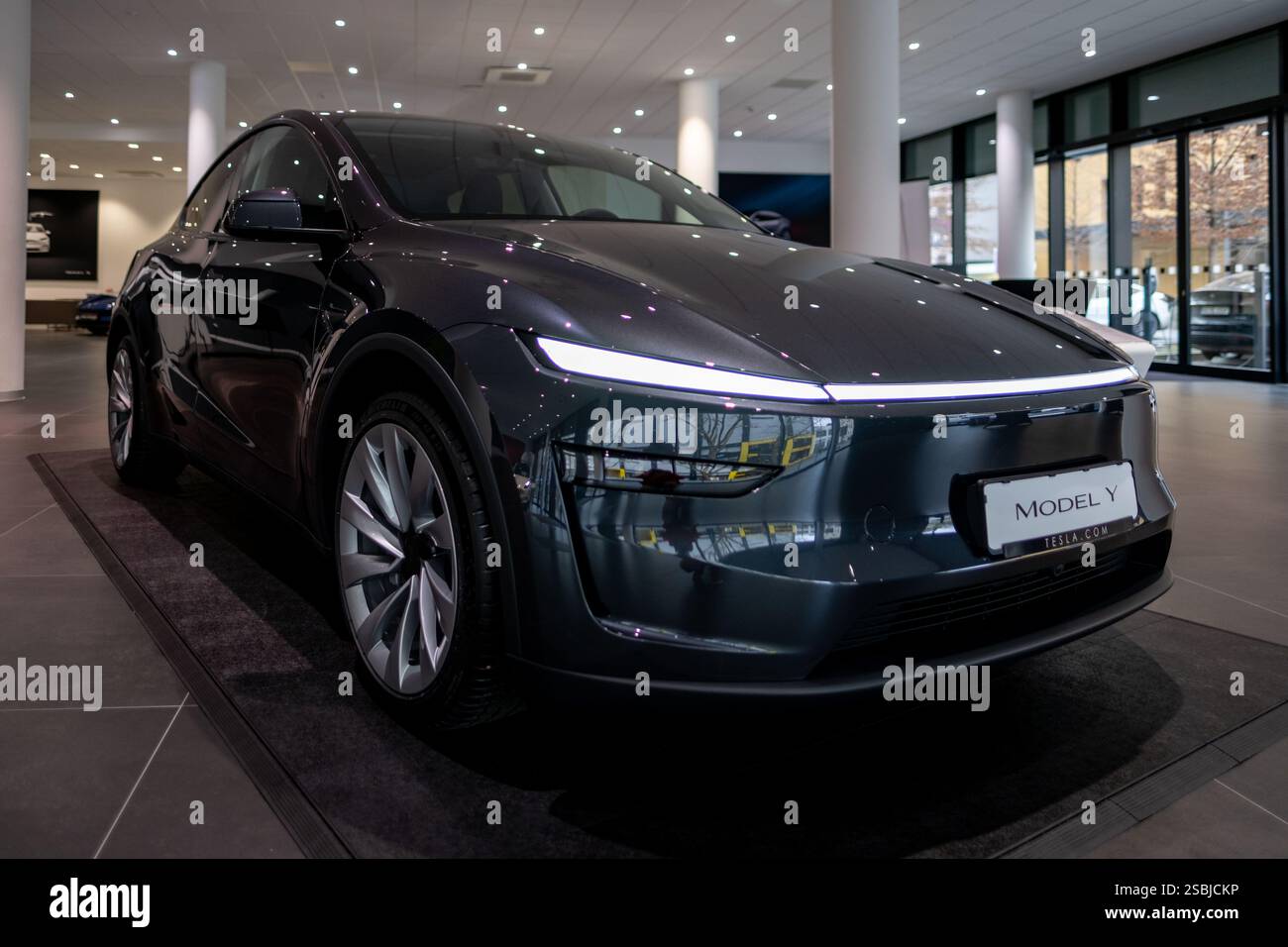 Nouveau Tesla car Model y Juniper 2025 en Studio, noir véhicule électrique métallique dans la salle d'exposition, barre lumineuse, concept de développement d'énergie alternative, Elon Mus Banque D'Images