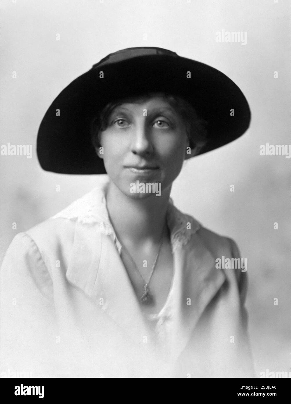 Mabel Vernon (19 septembre 1883 - 2 septembre 1975) était une suffragette américaine. Elle a aidé à organiser les manifestations Silent Sentinels qui impliquaient le piquetage quotidien de la Maison Blanche de Woodrow Wilson et a été parmi les six premières femmes à être arrêtées alors qu'elles faisaient du piquetage, accusées d'obstruction à la circulation. En 1930, elle rejoint la Ligue internationale des femmes pour la paix et la liberté et est membre de la délégation interaméricaine à la fondation des Nations Unies. Edmonston, 1917 (recadrée et nettoyée). Banque D'Images