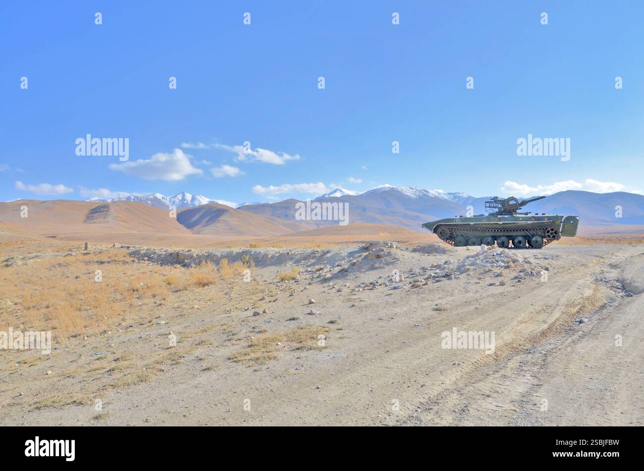 Véhicule blindé soviétique détruit par les moudjahidines afghans dans les montagnes Hindu Kush Banque D'Images