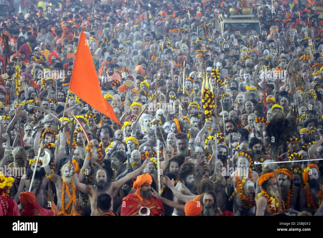 Maha Kumbh Mela à Prayagraj, Inde Sadhus ou les hommes saints hindous enduits de cendres arrivent pour prendre un bain sacré, appelé le Shahi Snan au Sangam ou au confluent du Gange, Yamuna et Saraswati, sur le troisième bain royal à l'occasion propice de basant Panchami pendant la Maha Kumbh Mela , à Prayagraj, Inde le 03 février 2025. Selon les rapports, plus de sept millions de dévots ont pris le creux sacré sur l'accasion auspicieuse. Maha Kumbh Mela est un festival religieux hindou et un pèlerinage qui se tient tous les 12 ans dans l'un des quatre sites de rivière sacrée en Inde. Prayagraj Inde Copyright : X Banque D'Images