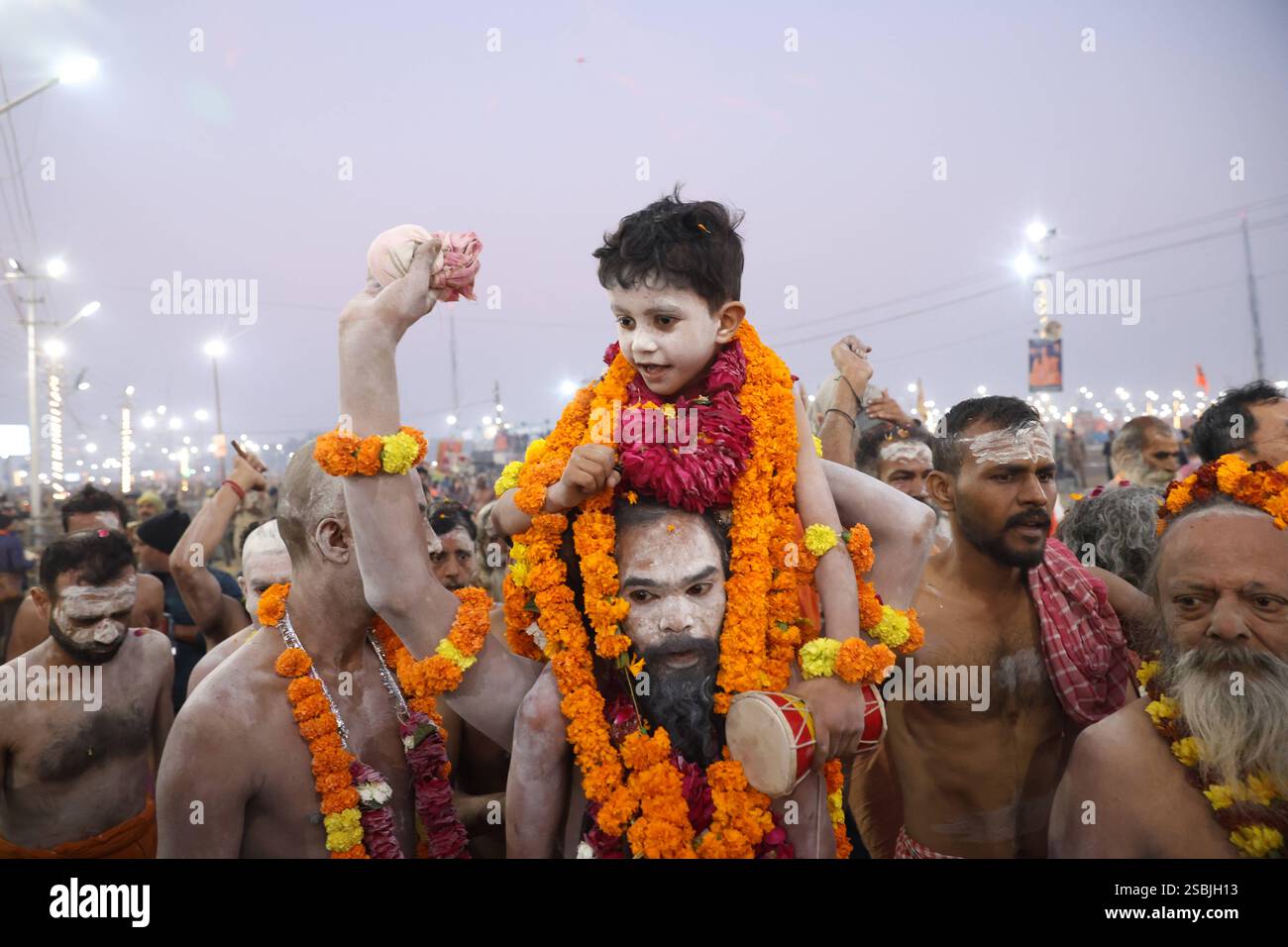 Maha Kumbh Mela à Prayagraj, Inde Sadhus ou les hommes saints hindous arrivent pour prendre un bain sacré, appelé le Shahi Snan à la Sangam ou la confluence du Gange, Yamuna et Saraswati, sur le troisième bain royal à l'occasion propice de basant Panchami pendant la Maha Kumbh Mela , à Prayagraj, Inde le 03 février 2025. Selon les rapports, plus de sept millions de dévots ont pris le creux sacré sur l'accasion auspicieuse. Maha Kumbh Mela est un festival religieux hindou et un pèlerinage qui se tient tous les 12 ans dans l'un des quatre sites de rivière sacrée en Inde. Prayagraj Inde Copyright : xMatrixxImagesx/XR Banque D'Images