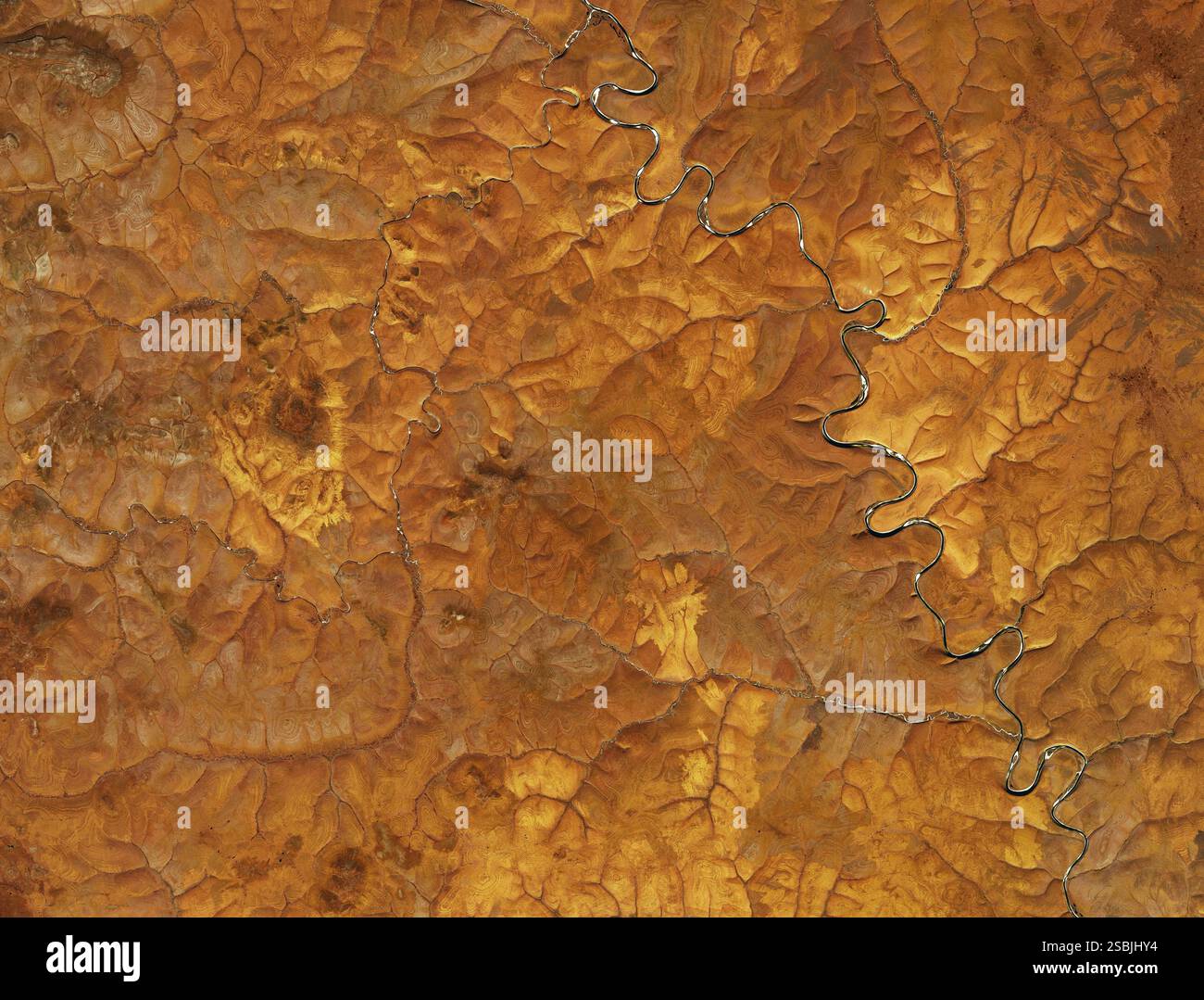 Image satellite d'une zone du plateau de Sibérie centrale septentrionale, Russie, en automne. Cette région se trouve dans le cercle arctique, où les températures de l'air restent inférieures au point de congélation pendant une grande partie de l'année. Le paysage est recouvert de pergélisol qui peut s’étirer de dizaines à centaines de mètres sous la surface. Les cycles saisonniers de congélation et de décongélation peuvent créer des polygones, des cercles et d'autres types de « sols à motifs ». Image acquise par l'OPI (Operational Land Imager) sur Landsat 8, le 15 septembre 2016. Banque D'Images