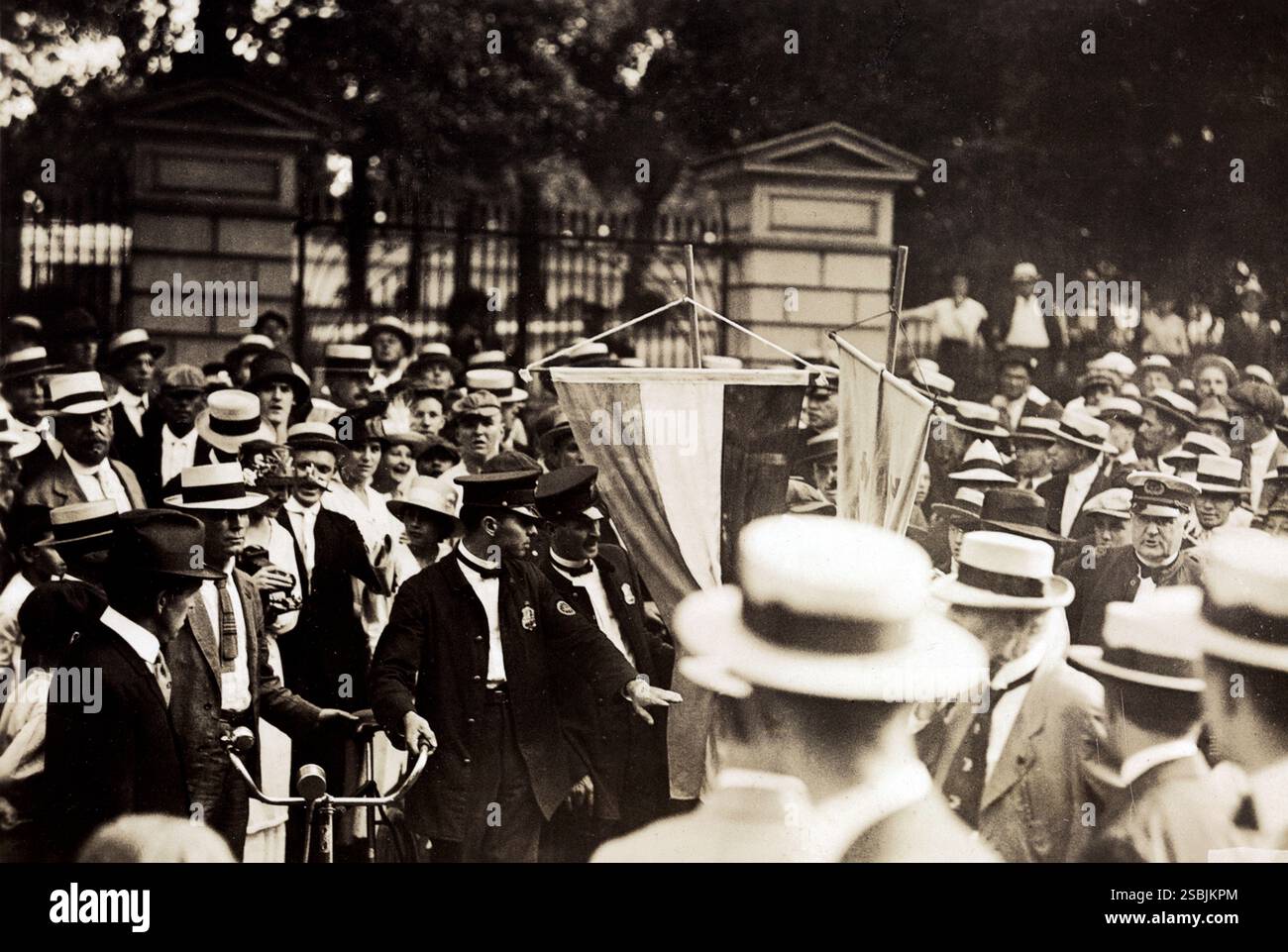 La police arrête Edna Dixon et Lavinia Dock. Lavinia Lloyd Dock (26 février 1858 - 17 avril 1956) est une infirmière américaine, féministe, auteure, éducatrice et militante sociale. Banque D'Images