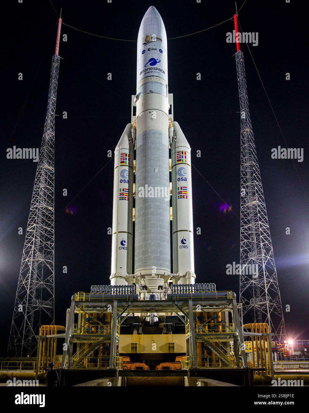 La fusée Ariane 5 d'Arianespace est vue lors du pré-lancement, avec le télescope spatial James Webb à bord, au port spatial européen du Centre spatial guyanais à Kourou, Guyane française, le 23 décembre 2021. Le JWST est un grand télescope infrarouge avec un miroir primaire de 21,3 pieds. La mission étudiera chaque phase de l'histoire cosmique, de l'intérieur de notre système solaire aux galaxies observables les plus lointaines de l'univers primitif. Banque D'Images