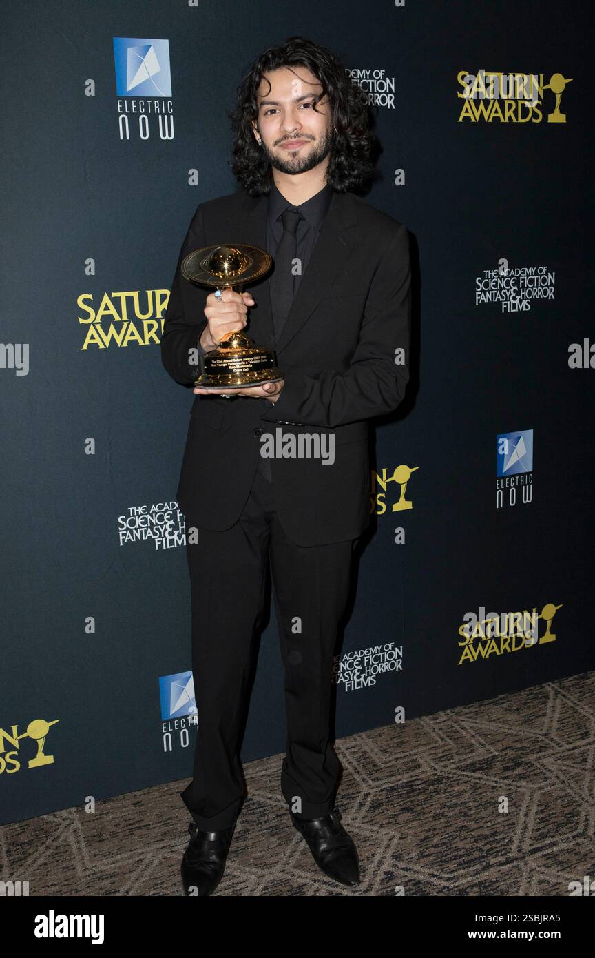 Xolo Mariduena beim Preisträger-Photocall der Verleihung der 52. Saturn Awards 2025 m Hilton Los Angeles-Universal City Hotel. Universal City, 02.02.2025 Banque D'Images