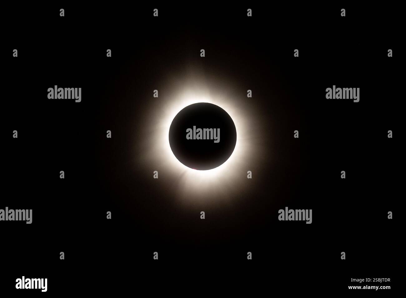 Une éclipse solaire totale capturée par le Glenn Research Center de la NASA le lundi 8 avril 2024 à Cleveland, Ohio. L'éclipse solaire totale a été observée à travers la côte pacifique du Mexique jusqu'à la côte atlantique de Terre-Neuve, Canada. Banque D'Images