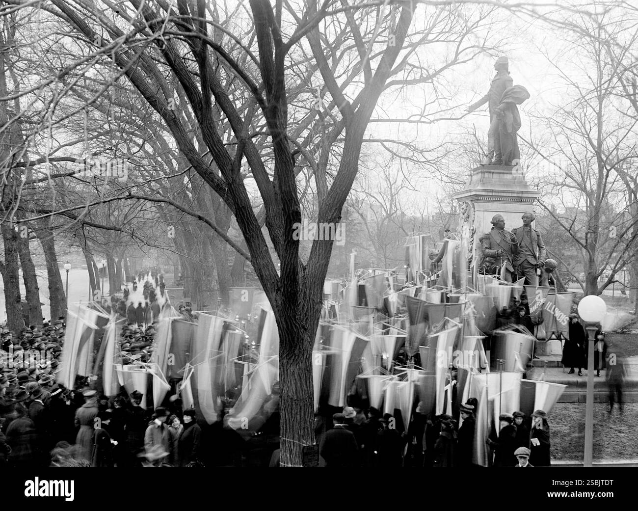 Le 6 août 1918, 48 membres du NWP ont été arrêtés alors qu'ils tentaient d'organiser un rassemblement de suffrage au monument Lafayette dans le parc Lafayette, en face de la Maison Blanche. Le but du rassemblement était de protester contre l'inaction du Sénat sur l'amendement Susan B. Anthony (suffrage féminin national). Harris & Ewing, 1918 (coupés et nettoyés). Banque D'Images
