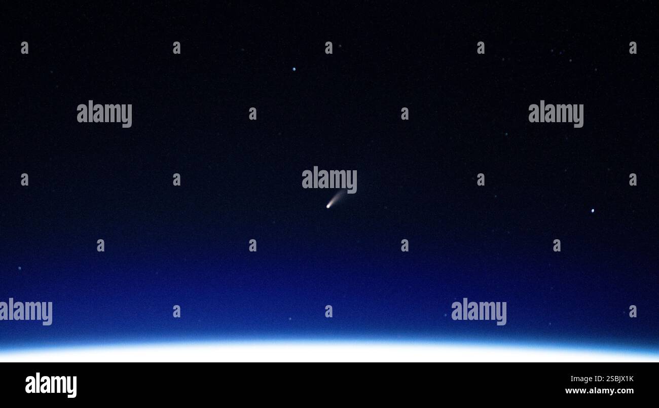 La comète Neowise vue depuis la Station spatiale internationale alors qu'elle orbite au-dessus de la mer Méditerranée le 5 juillet 2020. Banque D'Images