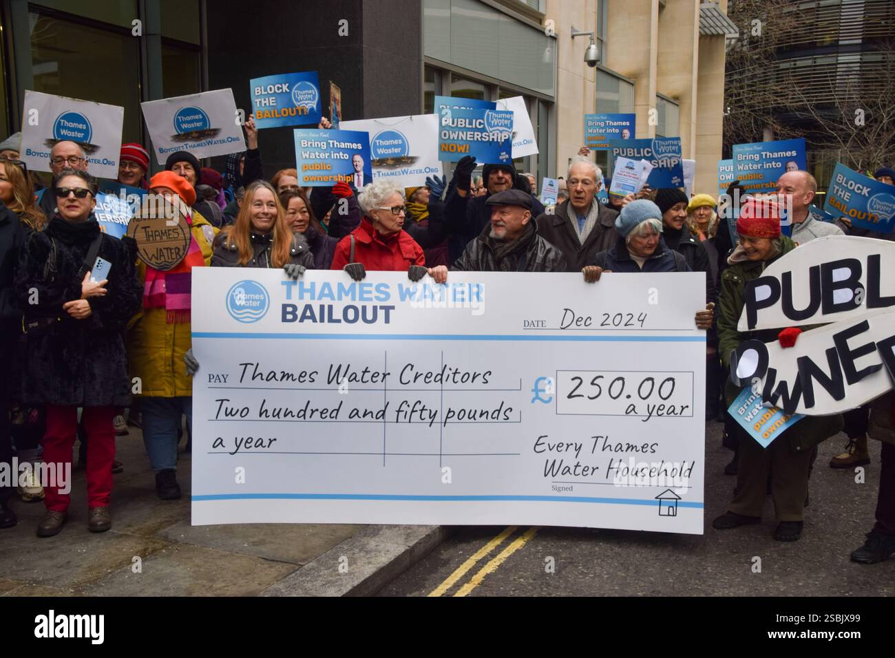 Londres, Royaume-Uni. 3 février 2025. Les militants se rassemblent devant le Rolls Building avec un chèque géant, exhortant la cour à bloquer la demande de Thames Water pour un sauvetage de 3 milliards de livres, qui coûterait à chaque ménage 250 livres par an. Les manifestants réclament également que la compagnie des eaux devienne une propriété publique. Crédit : Vuk Valcic/Alamy Live News Banque D'Images
