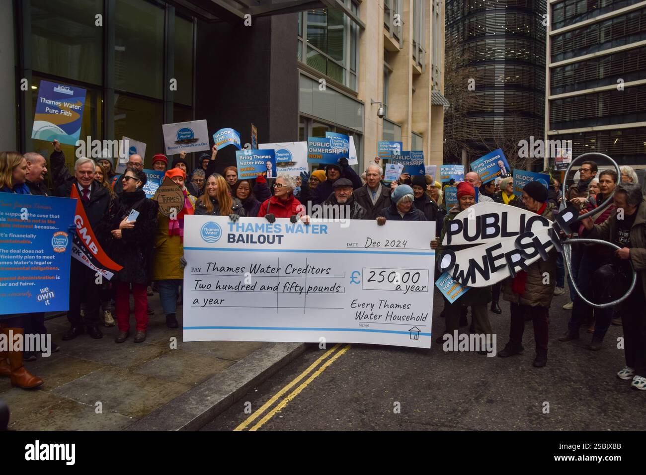Londres, Royaume-Uni. 3 février 2025. Les militants se rassemblent devant le Rolls Building avec un chèque géant et des ciseaux, exhortant la cour à bloquer la demande de Thames Water pour un sauvetage de 3 milliards de livres, qui coûterait à chaque ménage 250 livres par an. Les manifestants réclament également que la compagnie des eaux devienne une propriété publique. Crédit : Vuk Valcic/Alamy Live News Banque D'Images