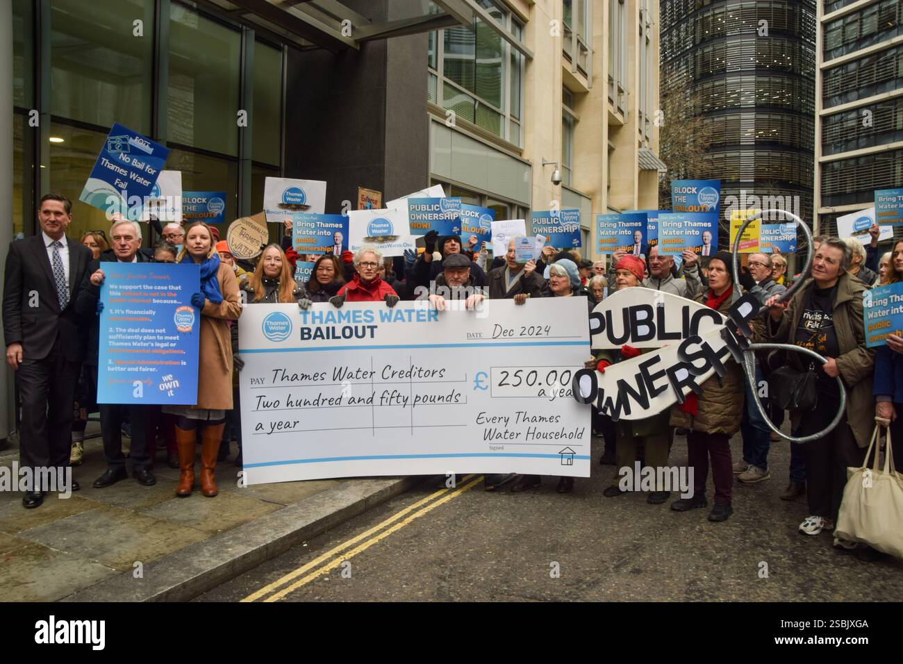 Londres, Royaume-Uni. 3 février 2025. Les militants se rassemblent devant le Rolls Building avec un chèque géant et des ciseaux, exhortant la cour à bloquer la demande de Thames Water pour un sauvetage de 3 milliards de livres, qui coûterait à chaque ménage 250 livres par an. Les manifestants réclament également que la compagnie des eaux devienne une propriété publique. Crédit : Vuk Valcic/Alamy Live News Banque D'Images